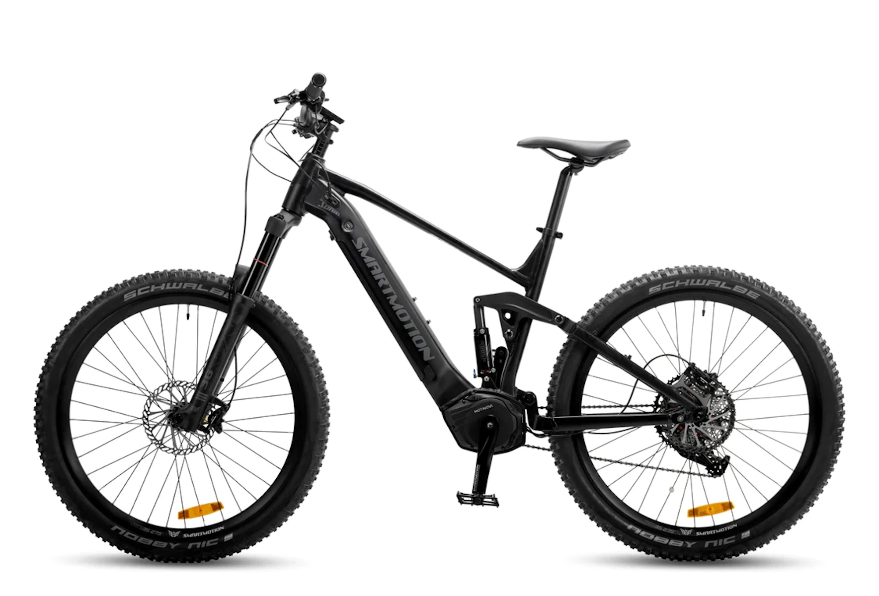 Schwarzes elektrisches Mountainbike auf weißem Hintergrund. Merkmale: breite Reifen, Federung, SmartMotion.