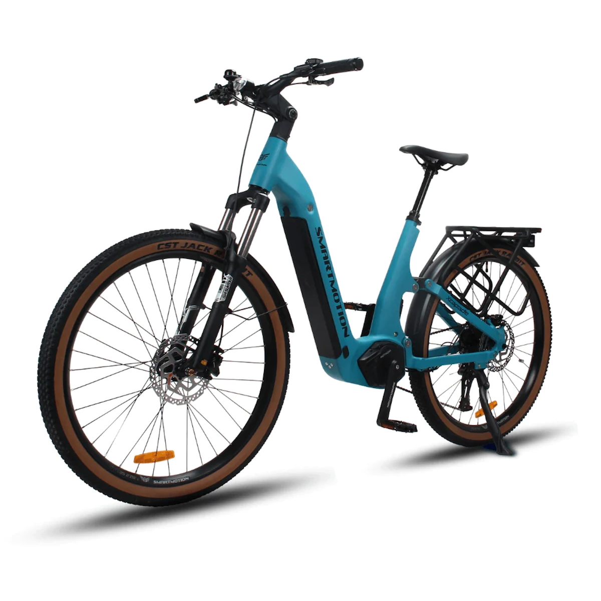 Ein hellblaues Elektrofahrrad mit braunen Reifen auf weißem Hintergrund. Das Fahrrad hat einen schwarzen Gepäckträger und einen Motor.