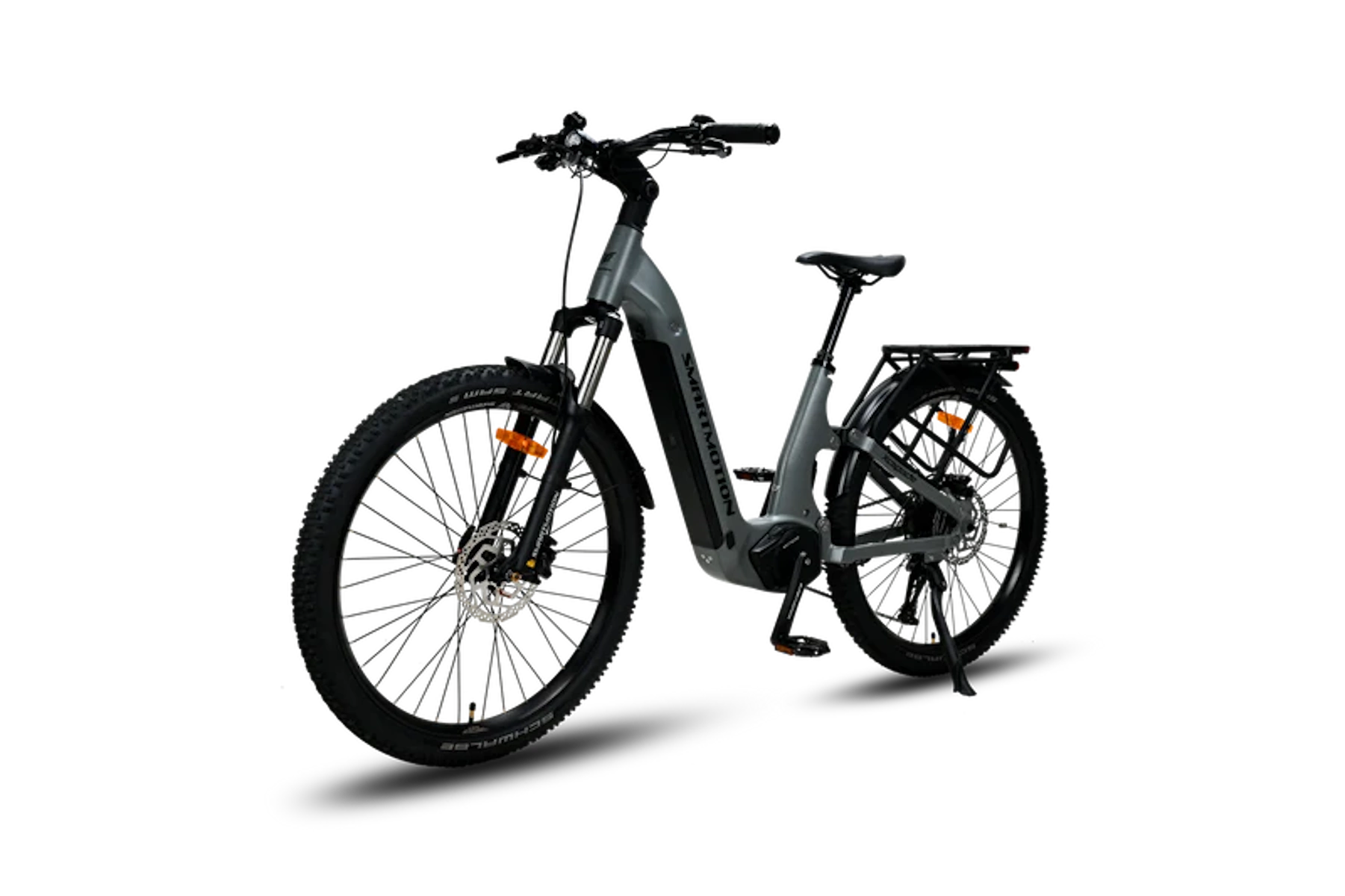 Ein graues Elektrofahrrad mit schwarzen Reifen und schwarzem Hintergrund. Das Fahrrad ist nach links abgewinkelt.