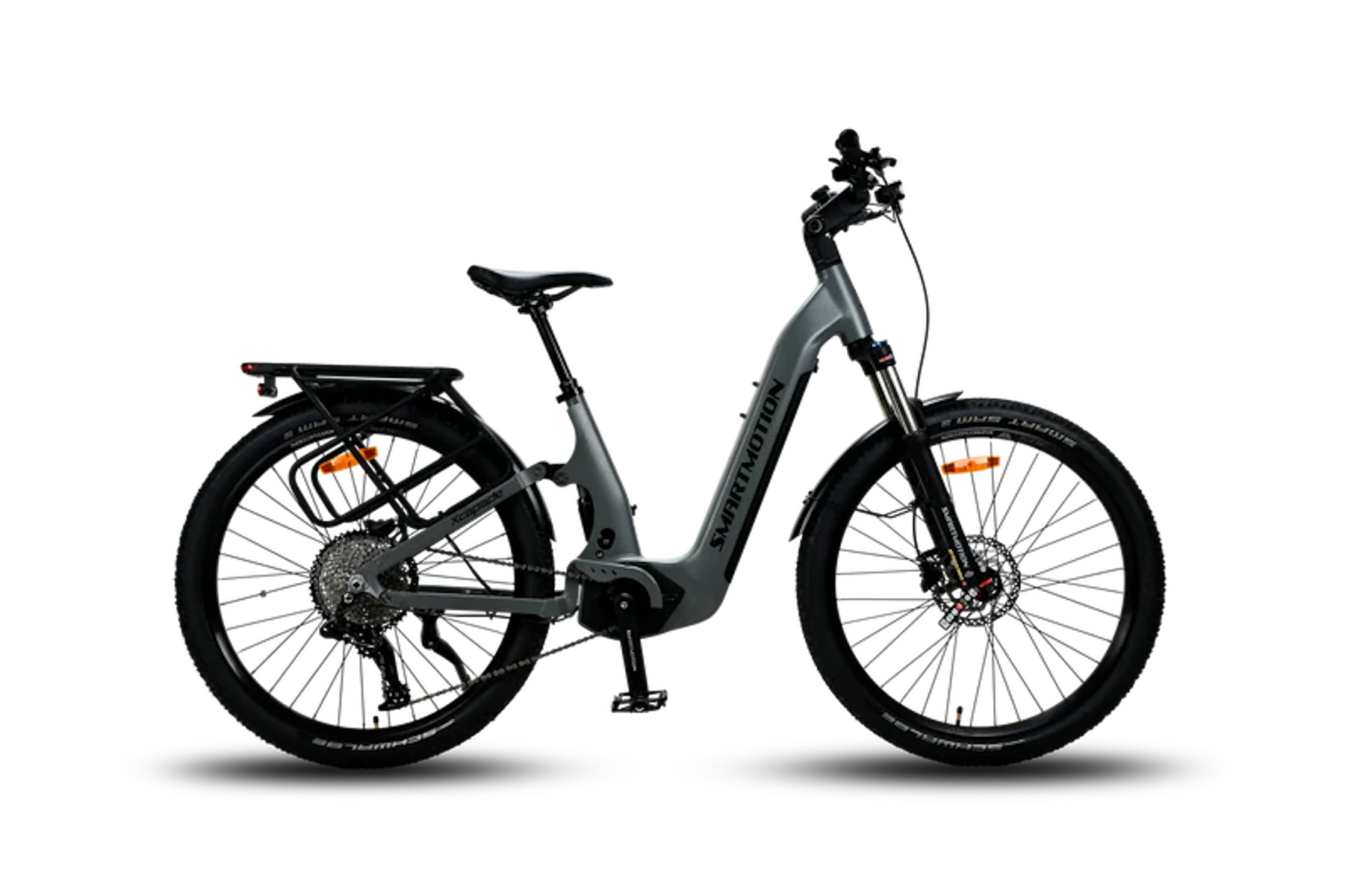 Ein graues Elektrofahrrad, nach rechts abgewinkelt, auf schwarzem Hintergrund. Das Fahrrad hat schwarze Reifen.