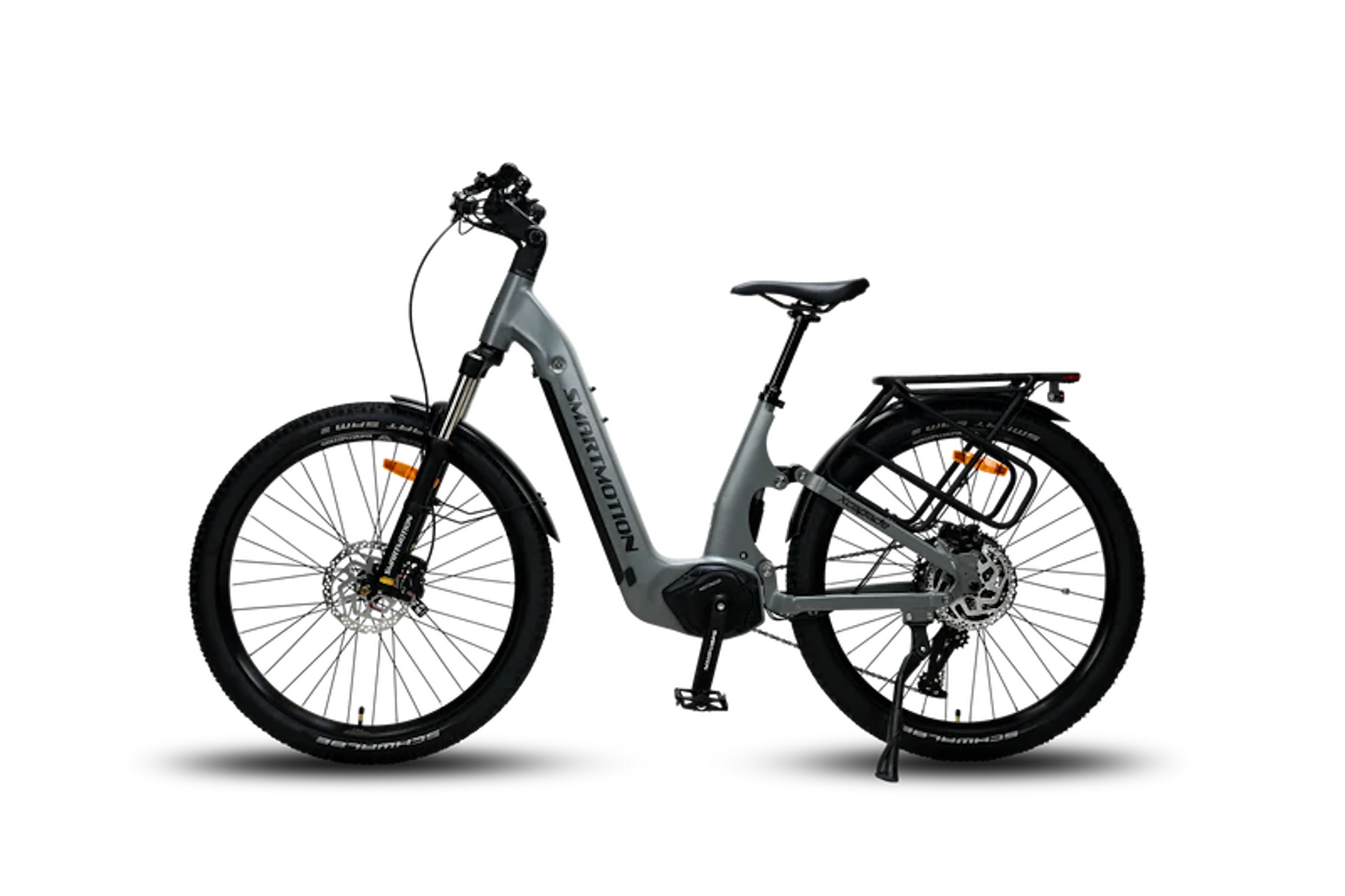 Ein graues Elektrofahrrad mit schwarzen Reifen, auf schwarzem Hintergrund. Das Fahrrad ist angewinkelt.