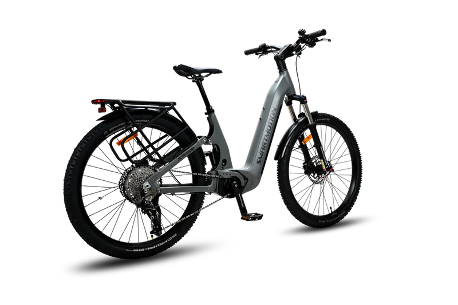 Graues Smartmotion E-Bike, Rückansicht, mit schwarzen Reifen und Gepäckträger, vor schwarzem Hintergrund.