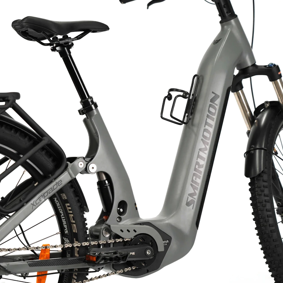 Ein graues Elektrofahrrad mit schwarzem Wasserflaschenhalter und Smartmotion-Logo. Auf weißem Hintergrund.