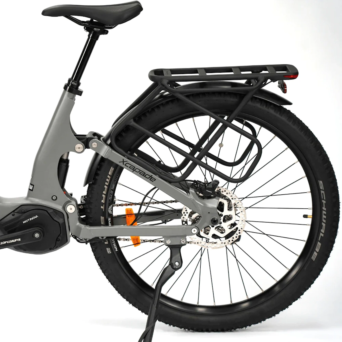 Graues E-Bike-Hinterrad mit schwarzem Gepäckträger und Reifen auf weißem Hintergrund.