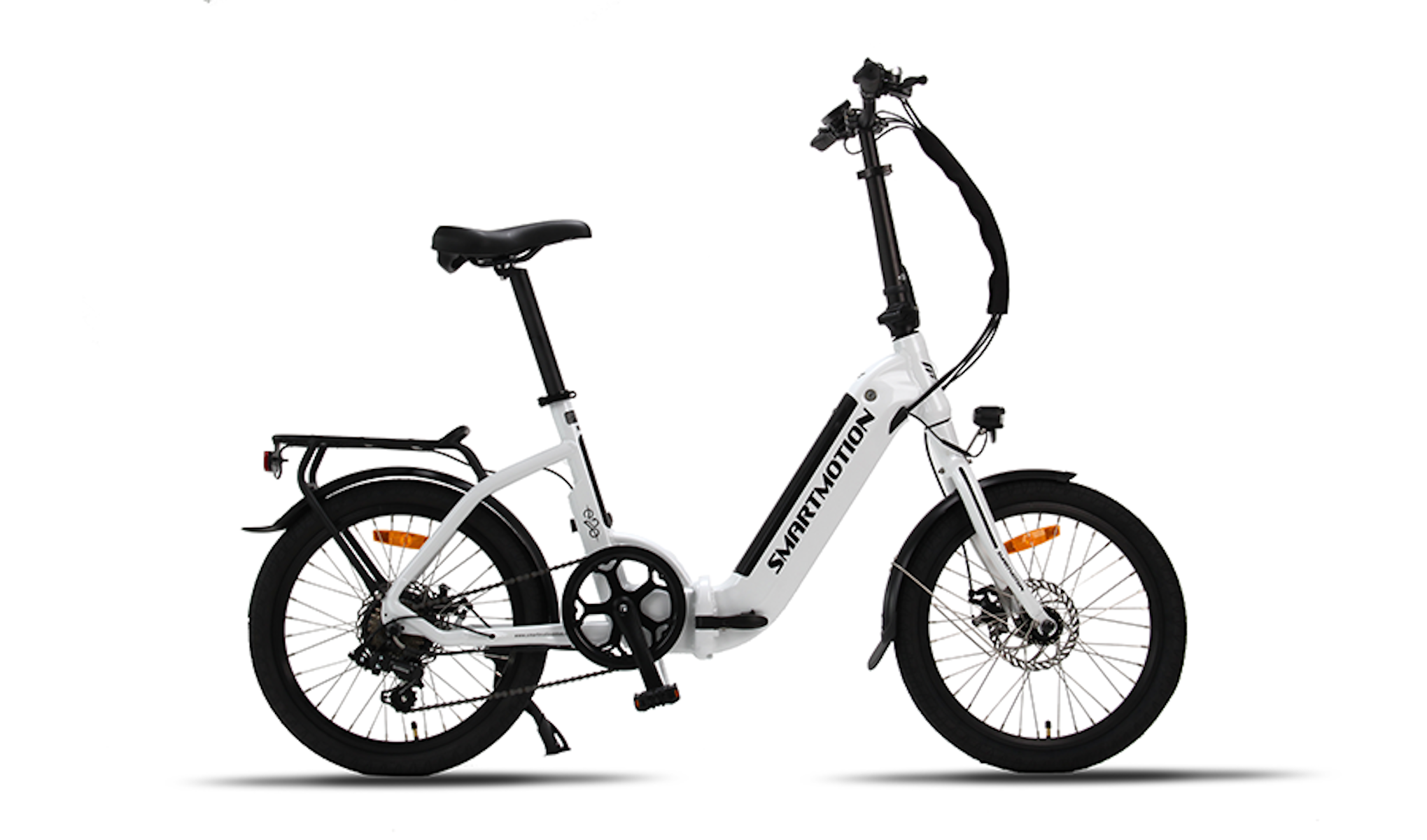 Weißes elektrisches Klappfahrrad auf weißem Hintergrund. Das Fahrrad hat schwarze Reifen und ein Smartmotion-Logo auf dem Rahmen.