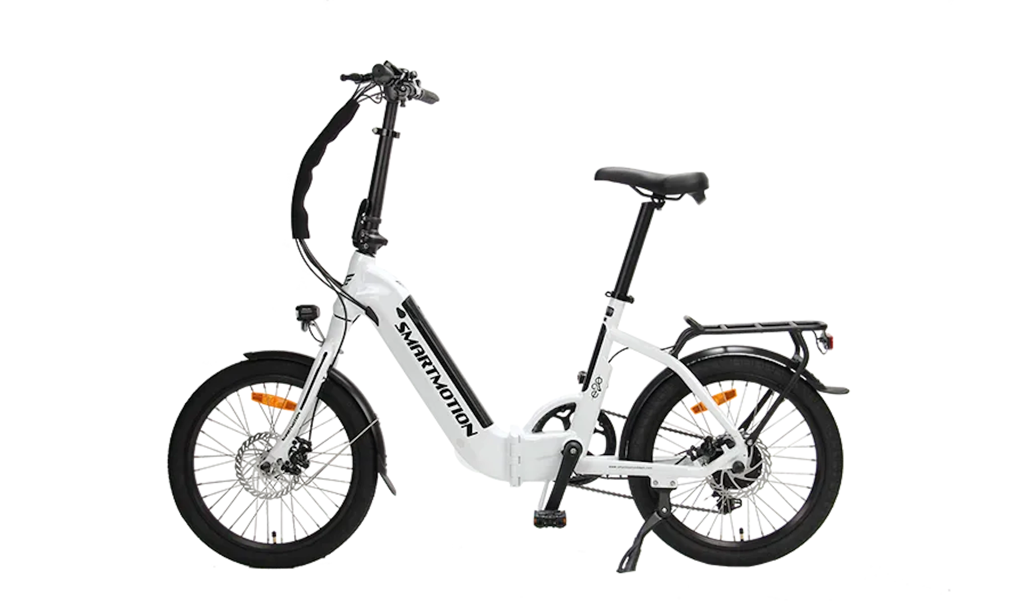 Weißes elektrisches Klappfahrrad auf schwarzem Hintergrund. Es hat schwarze Reifen und ein Smartmotion-Logo auf dem Rahmen.