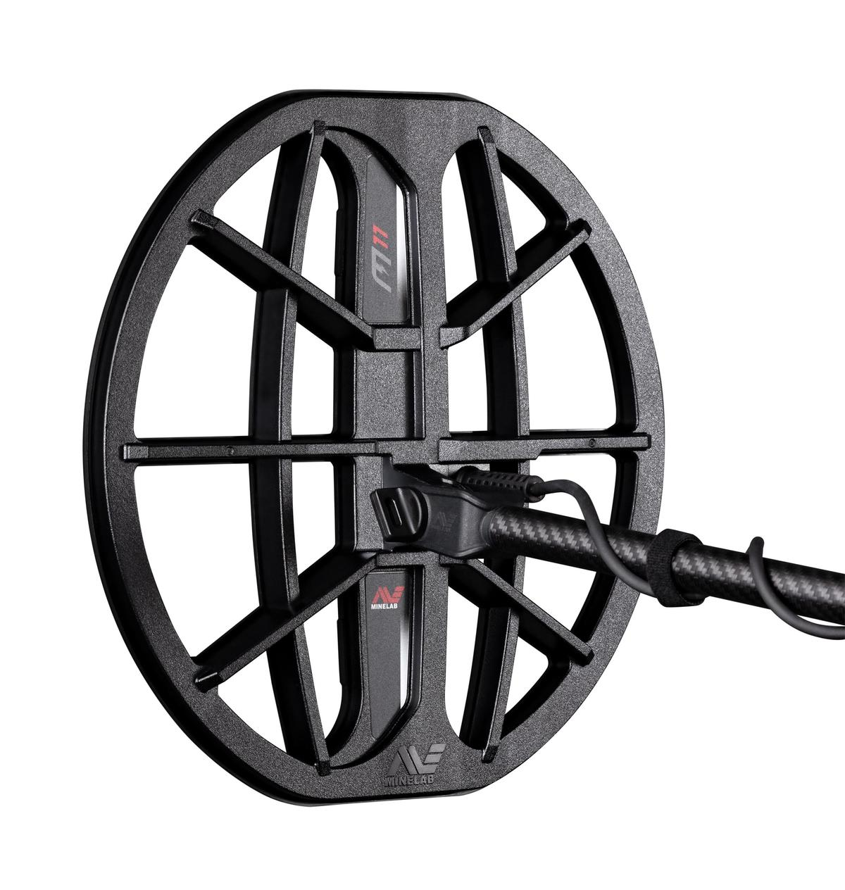 Una bobina di un metal detector nero con il logo Minelab. La bobina ha una struttura a griglia.