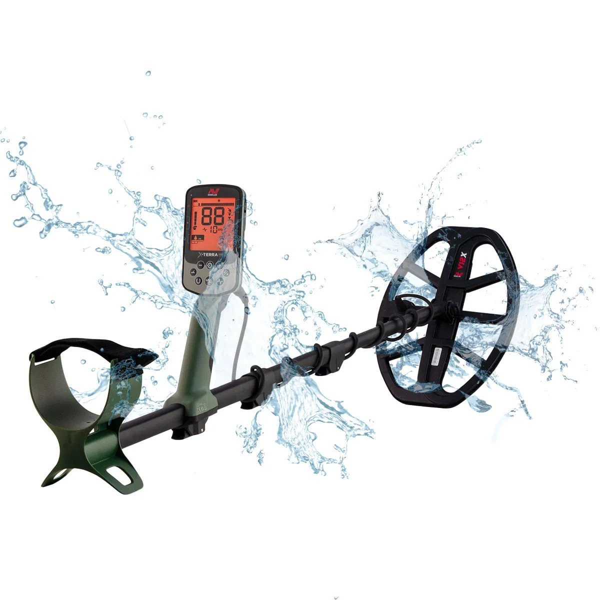Ein Metalldetektor mit Bildschirm und Spule. Wassertropfen umgeben den Detektor. Der Hintergrund ist weiß.
