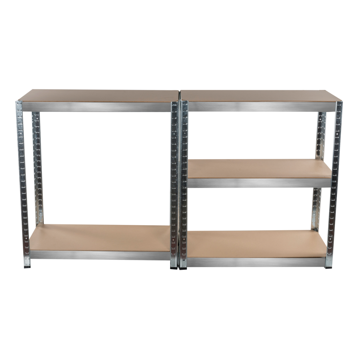 Twee metalen schappen worden weergegeven met houten planken, tegen een witte achtergrond. Geïsoleerd.
