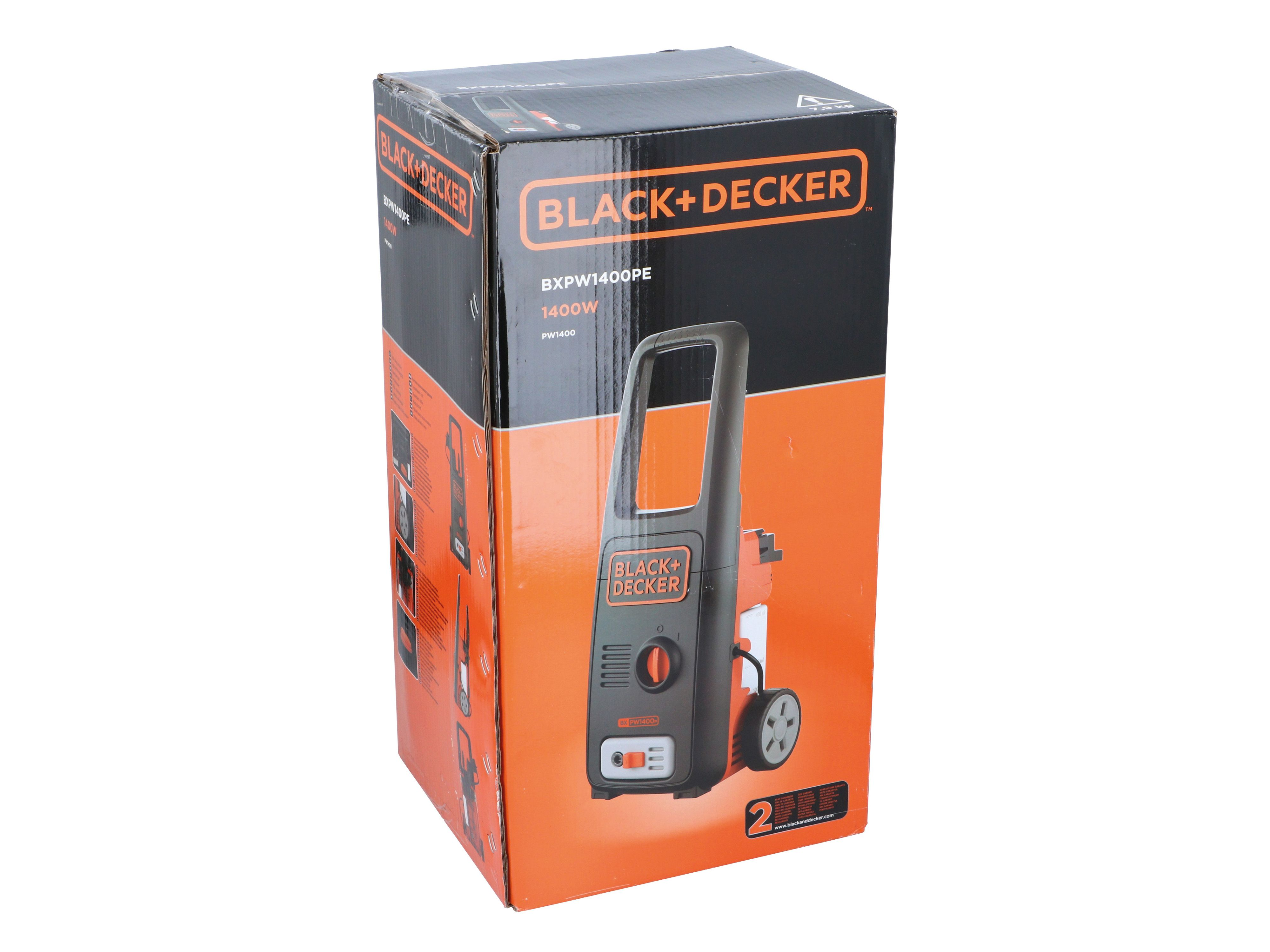 Black+Decker hogedrukreiniger in de doos. De doos is oranje en zwart met een afbeelding van de machine.