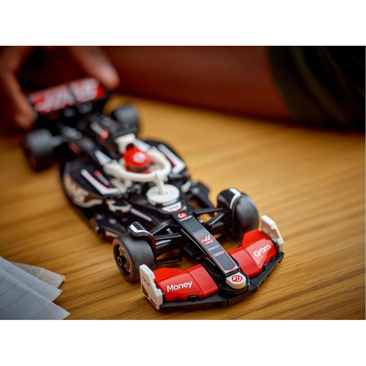 Model samochodu wyścigowego Lego F1 w kolorze czarnym i czerwonym. Z boku widnieje napis „Money”.