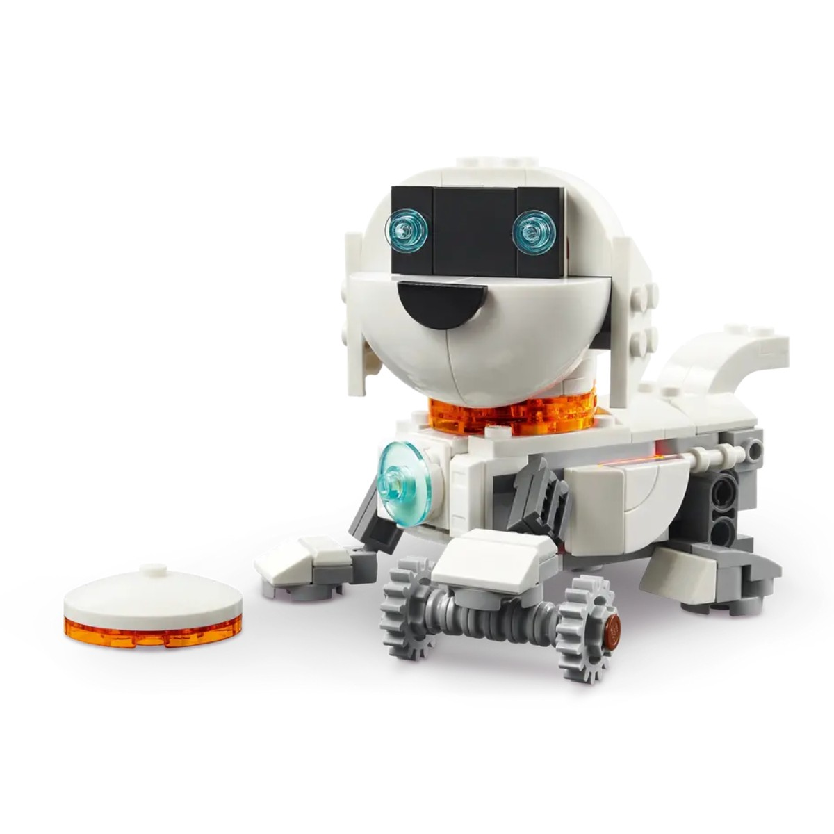 Biały robot Lego w kształcie psa z niebieskimi oczami, pomarańczową szyją i zębami. Siedzi obok białego dysku.