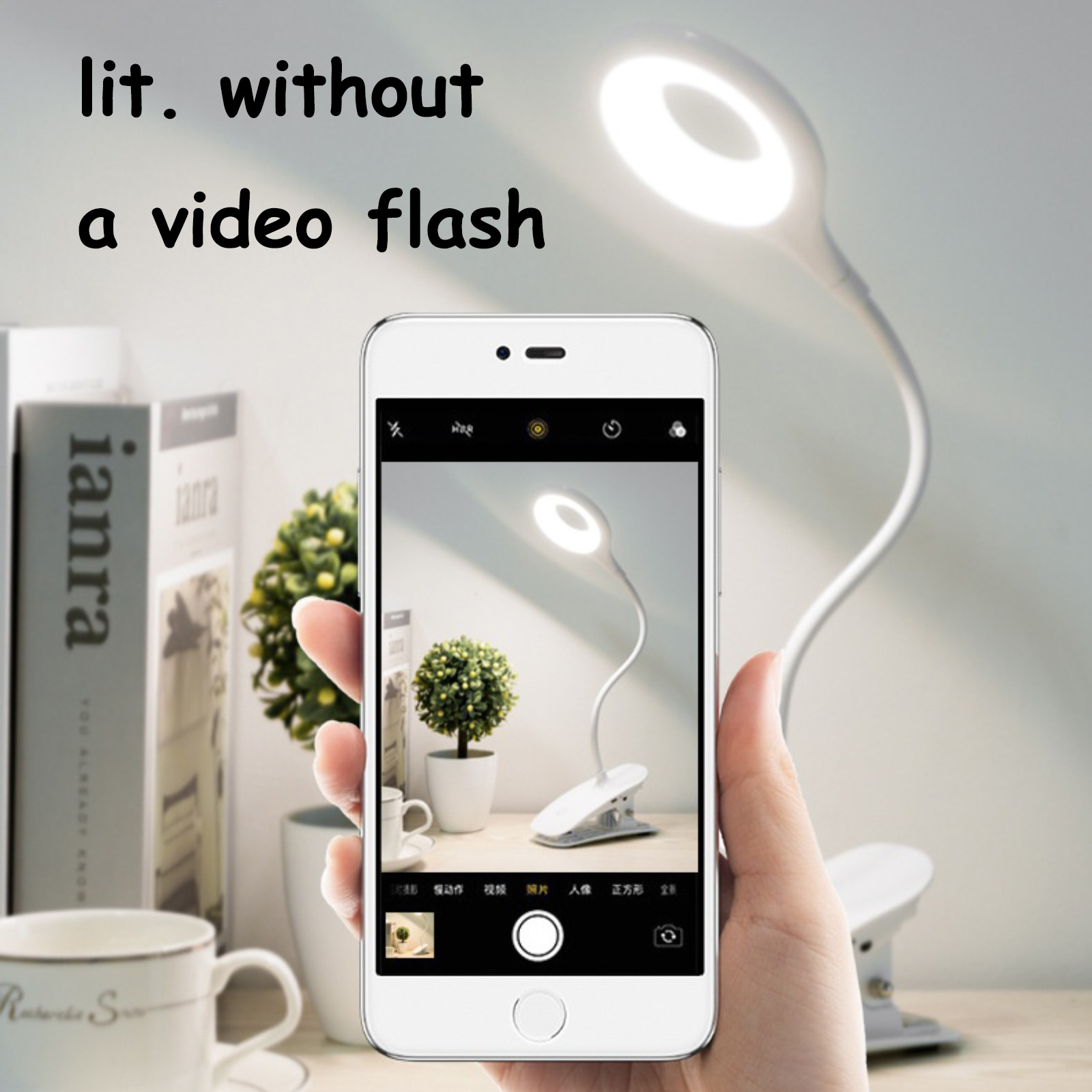 Eine Person, die ein Telefon hält und ein Foto von einer Lampe macht, mit Büchern und Pflanze im Hintergrund.