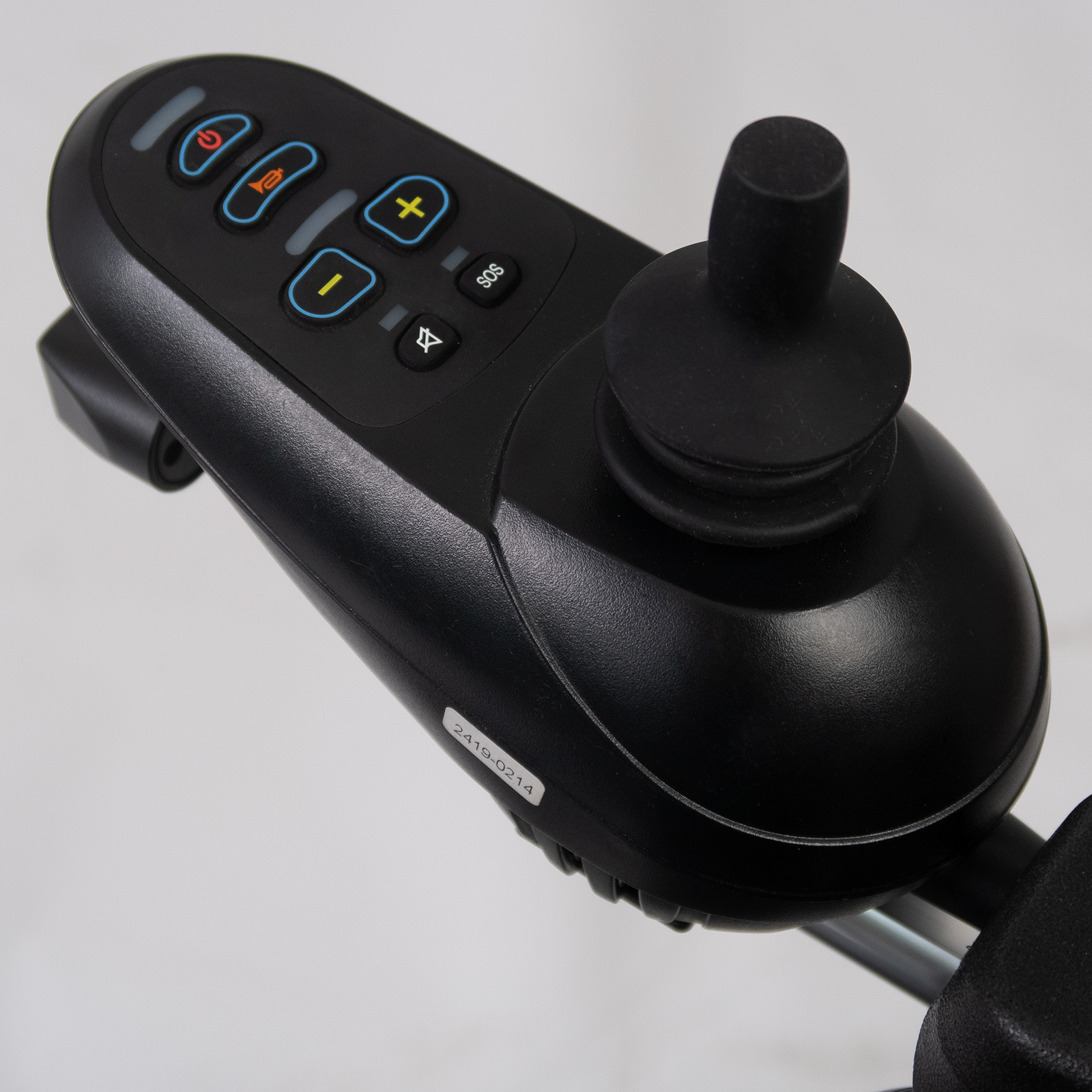 Nahaufnahme eines schwarzen Rollstuhl-Joysticks mit Knöpfen und einem Steuerknopf.