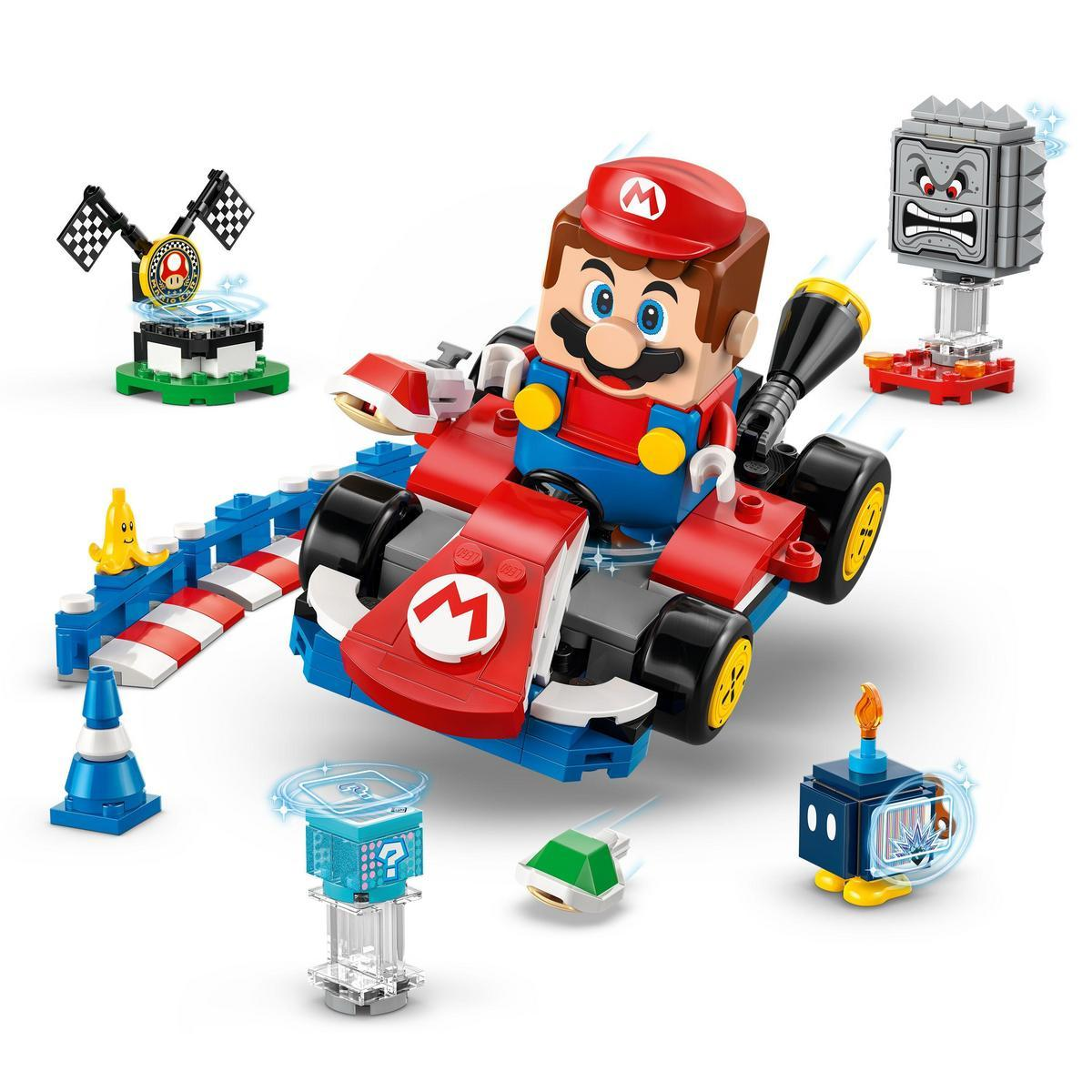 Un set Lego di Mario con Mario in un kart. Include ostacoli, un blocco punto interrogativo e altri dettagli.
