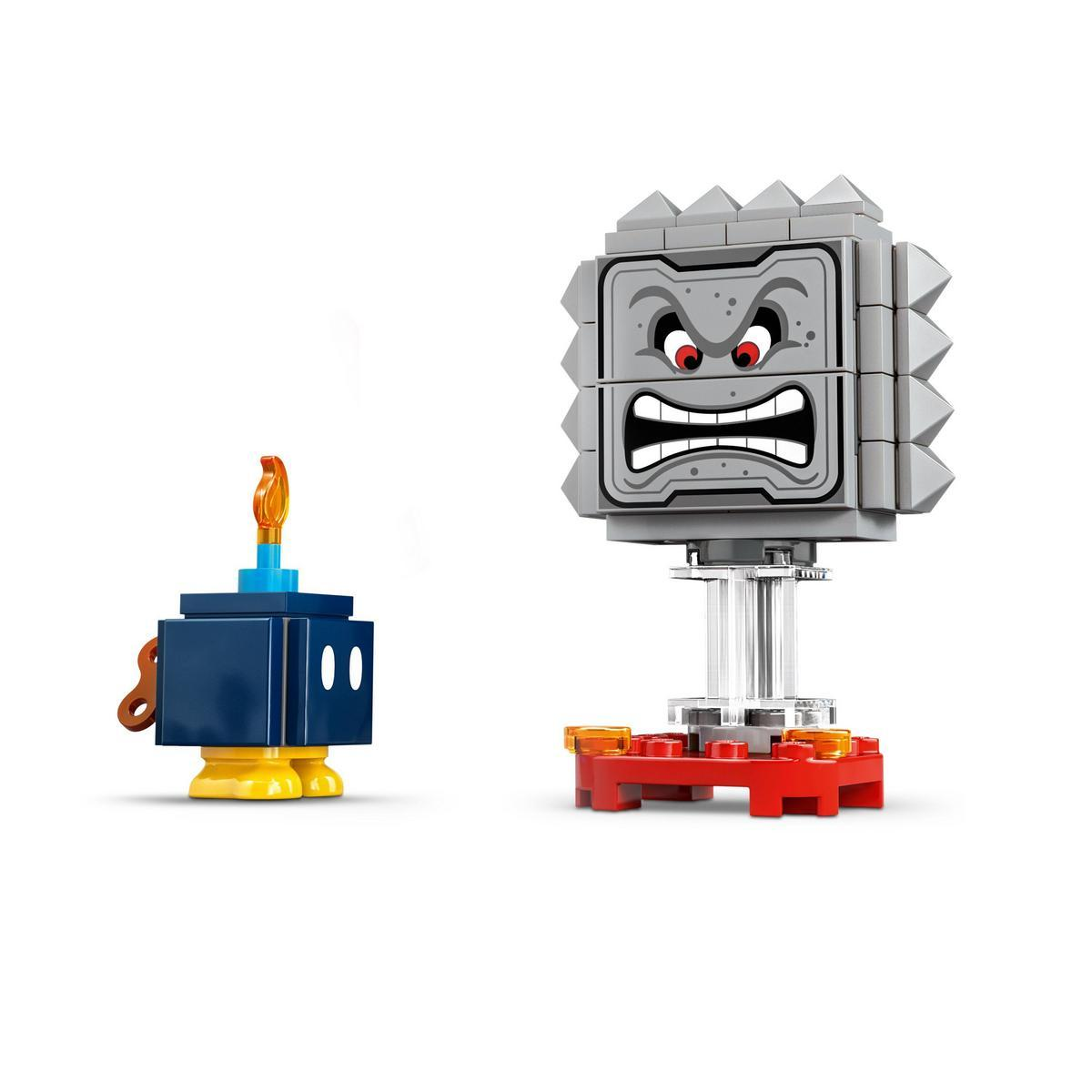 Due personaggi Lego: una bomba e un Thwomp. Il Thwomp ha una faccia arrabbiata e la bomba una miccia.