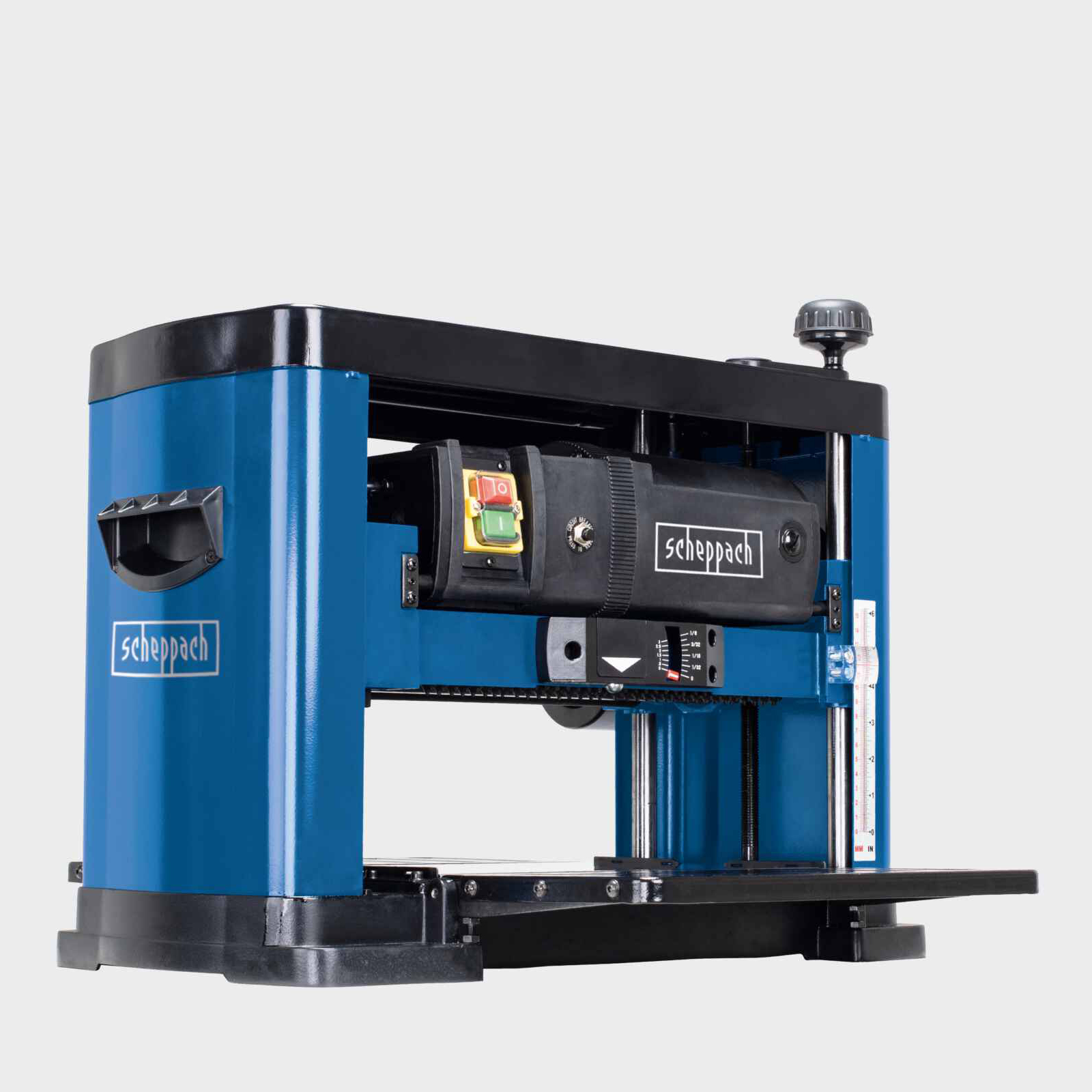 Blauwe en zwarte schaafmachine. Het heeft het Scheppach logo. De machine staat op een witte achtergrond.