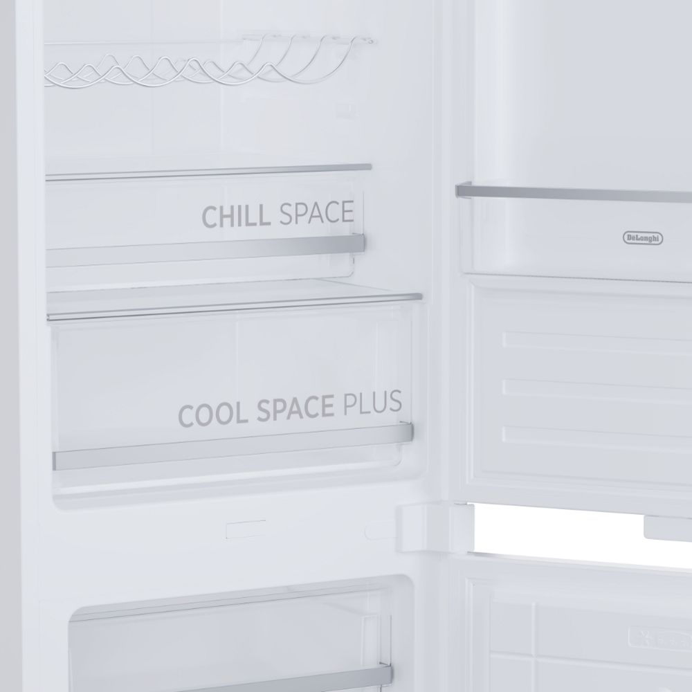 Interno frigorifero bianco con ripiani etichettati 'CHILL SPACE' e 'COOL SPACE PLUS'. Visibile un portabottiglie.