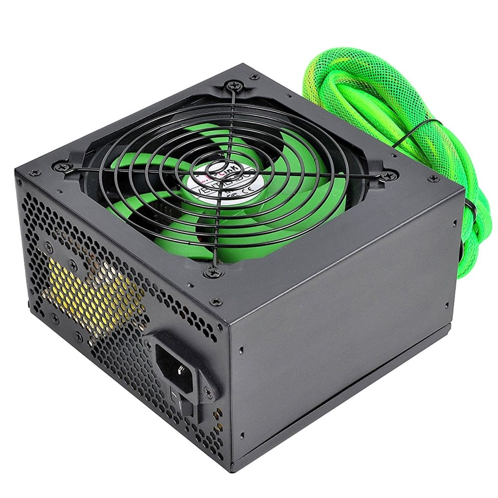 Una fuente de alimentación de computadora negra con un ventilador verde y un cable verde. El ventilador es visible a través de una rejilla protectora.