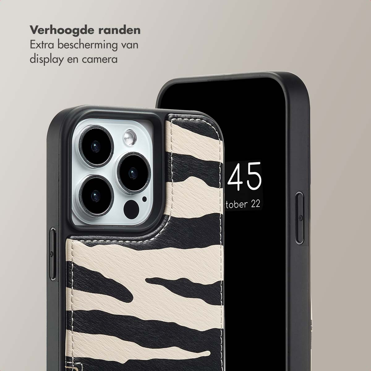 Telefoonhoesje met zebraprint en camerabescherming. Zwarte telefoon met tijdweergave op de achtergrond.