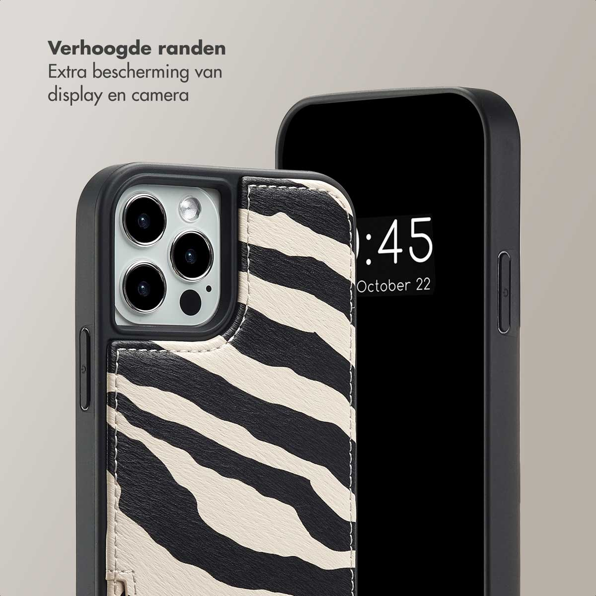 Telefoonhoesje met zebraprint en camerabescherming. Zwarte telefoon met tijdweergave op de achtergrond.