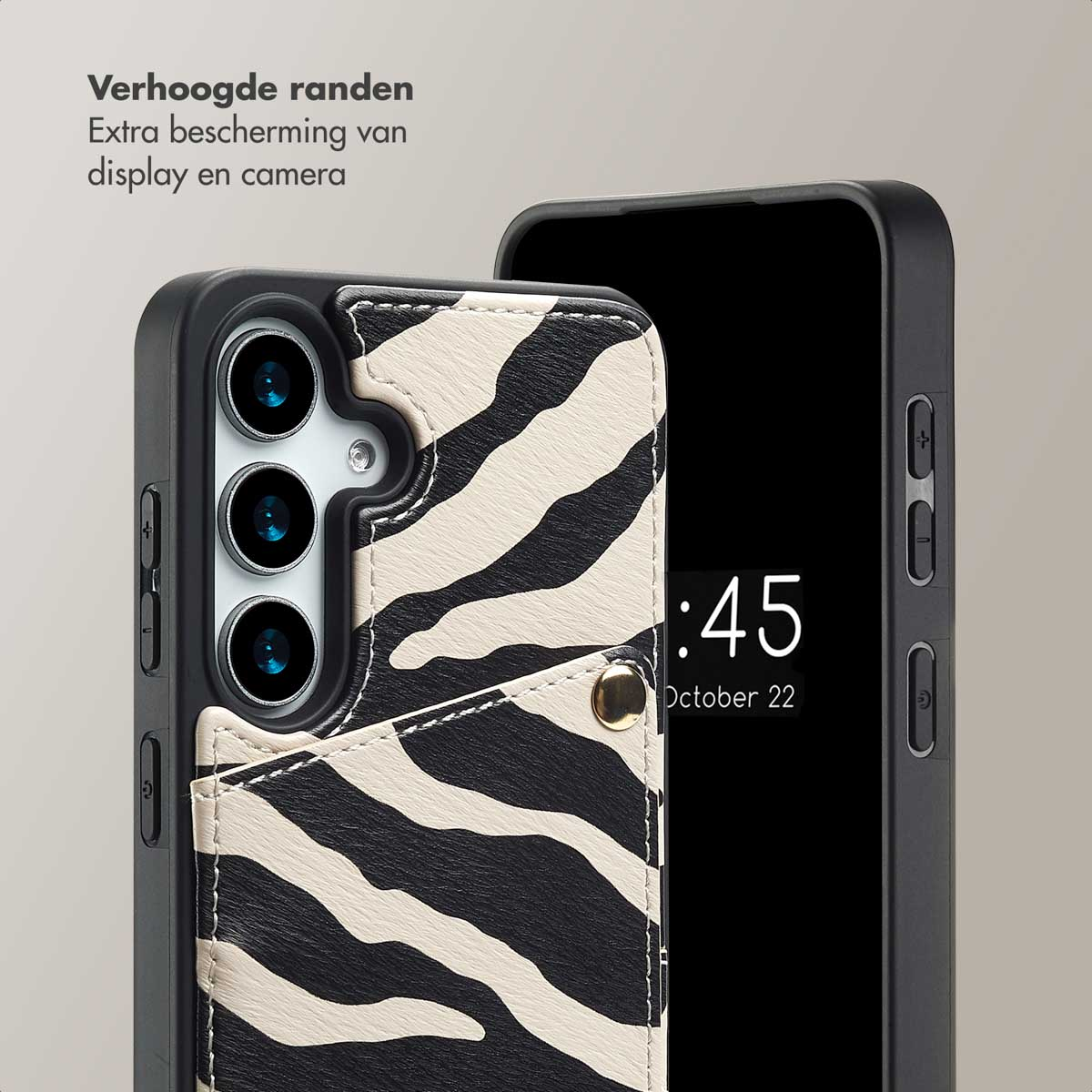 Telefoonhoesje met zebraprint en camerabescherming. Zwarte telefoon met tijdweergave op de achtergrond.