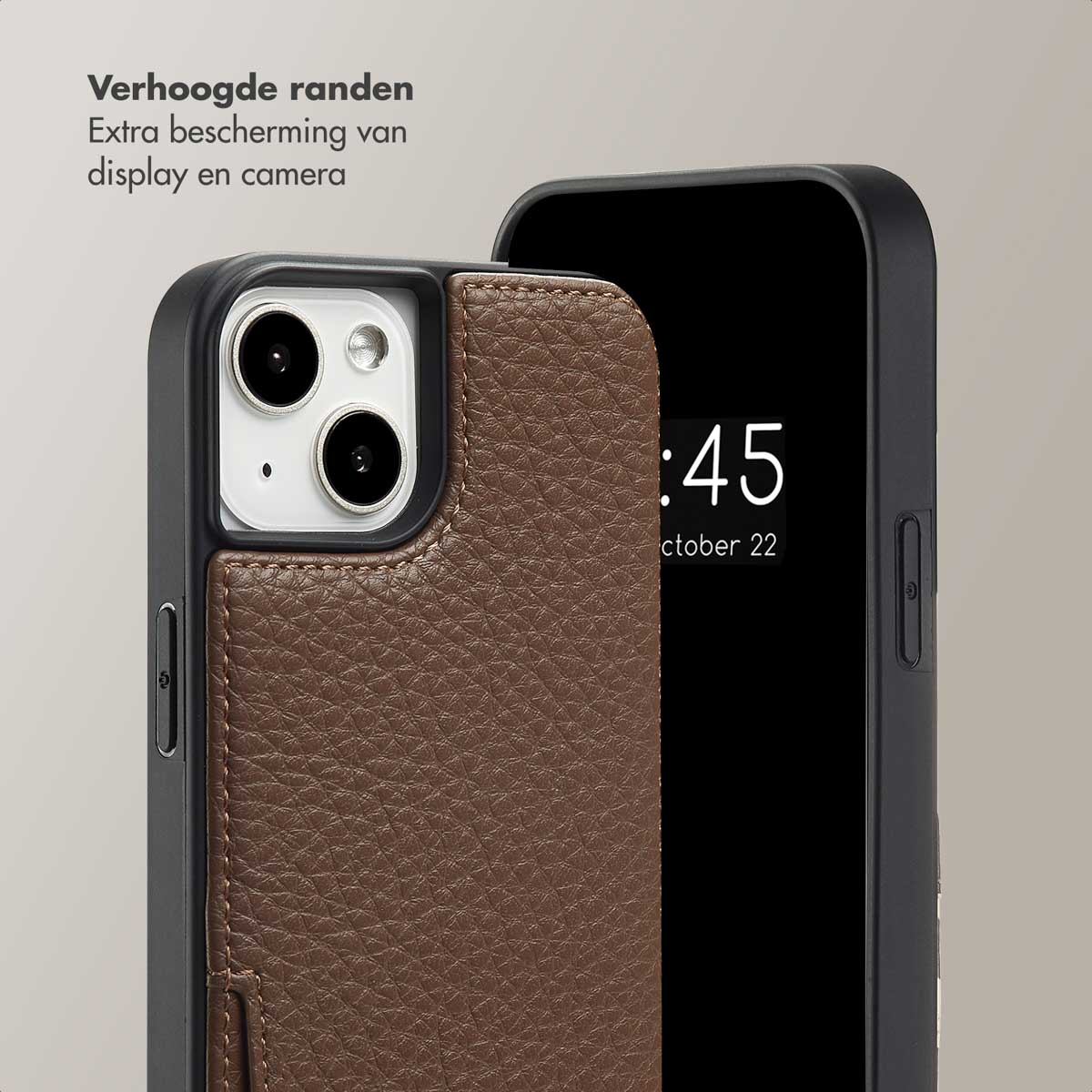 Un gros plan présente une coque de téléphone en cuir marron, encadrant un téléphone noir affichant l'heure.