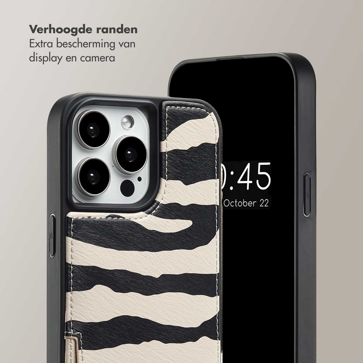 Telefoonhoesje met zebraprint en camerabescherming. Zwarte telefoon met tijdweergave op de achtergrond.