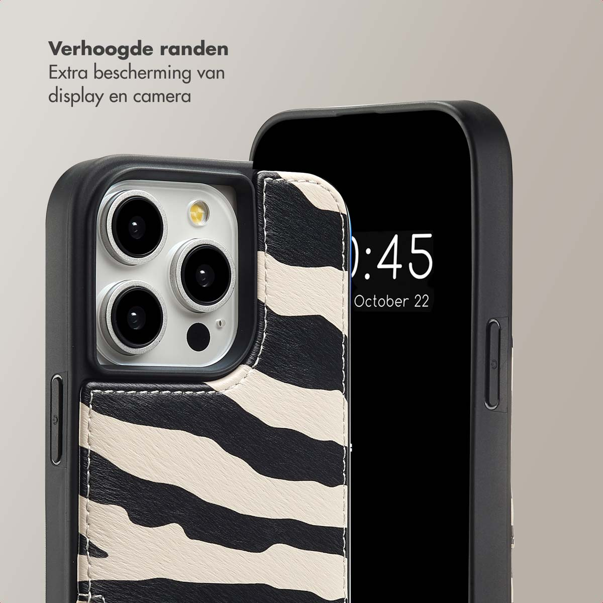 Een telefoonhoesje met zebraprint omlijst een zwarte telefoon die de tijd weergeeft. De hoes zit aan de linkerkant.