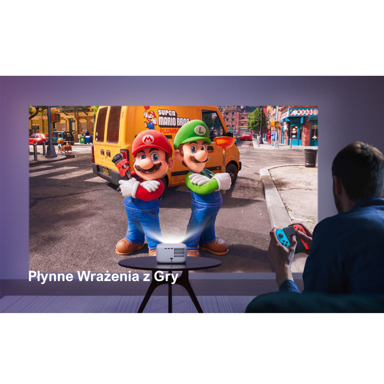Mężczyzna gra w grę wyświetlaną na ekranie. Projekcja pokazuje Mario i Luigiego z filmu Super Mario Bros.