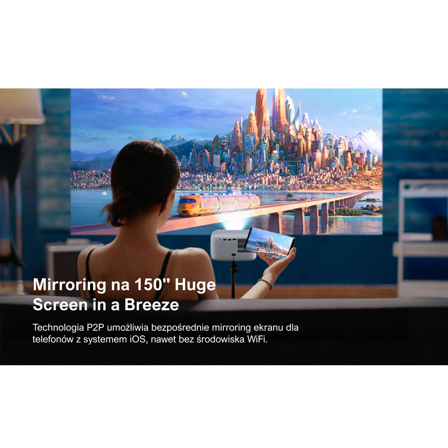 Kobieta duplikuje ekran telefonu na dużym ekranie. Ekran pokazuje scenę miejską. Mały projektor na statywie.