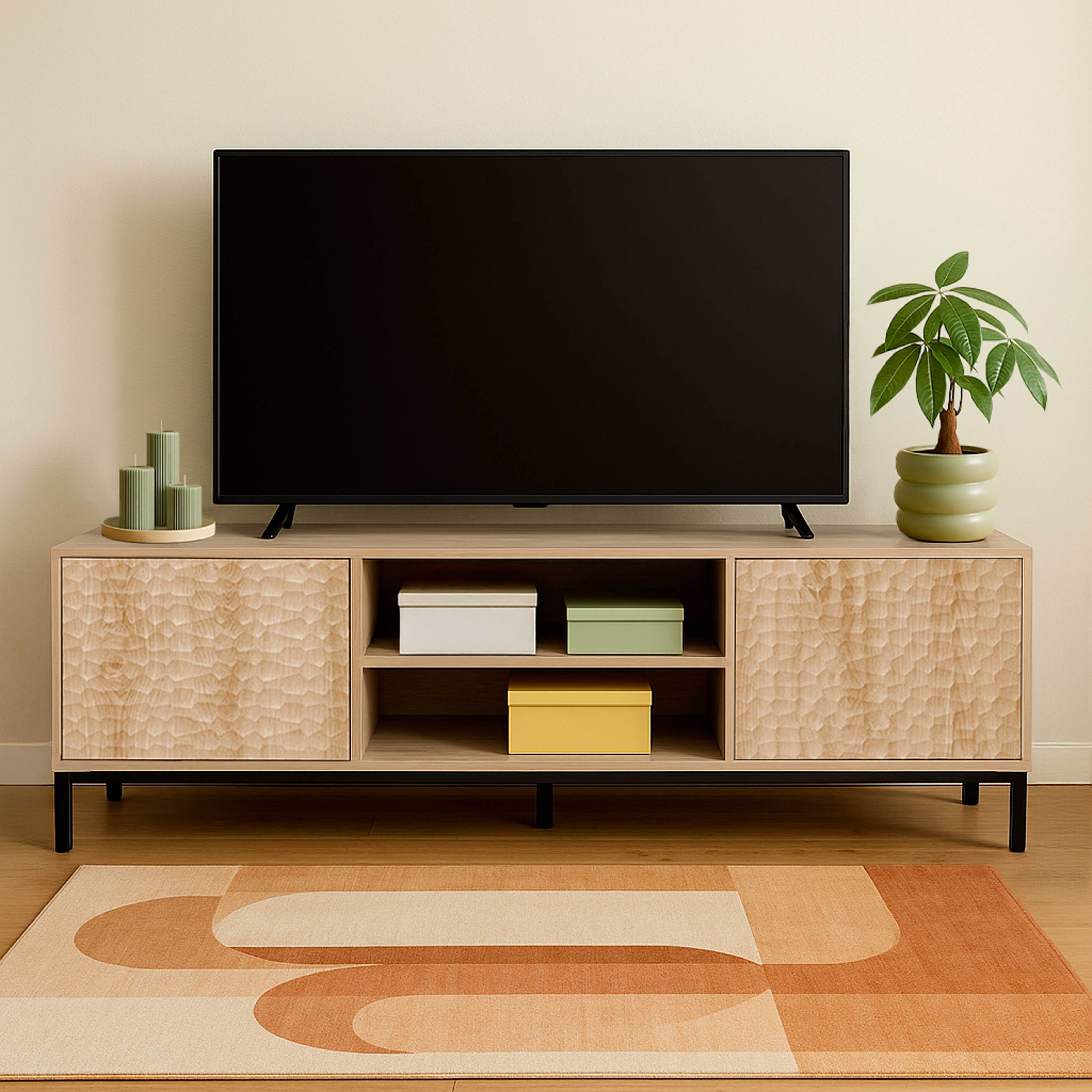 Wohnzimmer-Setup mit TV, Holzschrank, Kunst, Teppich und Topfpflanze. Modernes Design.