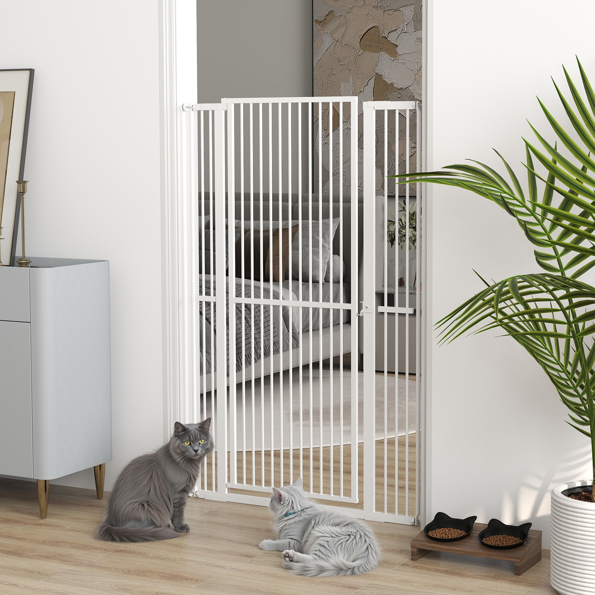 Dos gatos se sientan en un suelo de madera frente a una puerta blanca. Una puerta blanca está instalada en una puerta.
