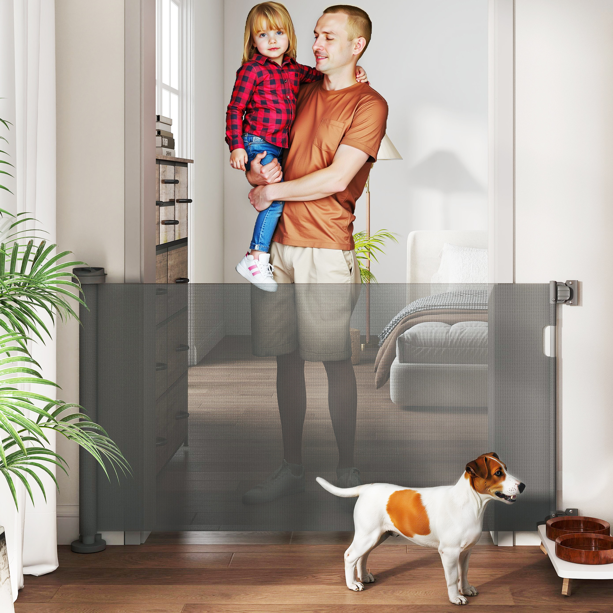 Un hombre sostiene a un niño en una puerta, con una puerta retráctil gris oscuro para mascotas.
