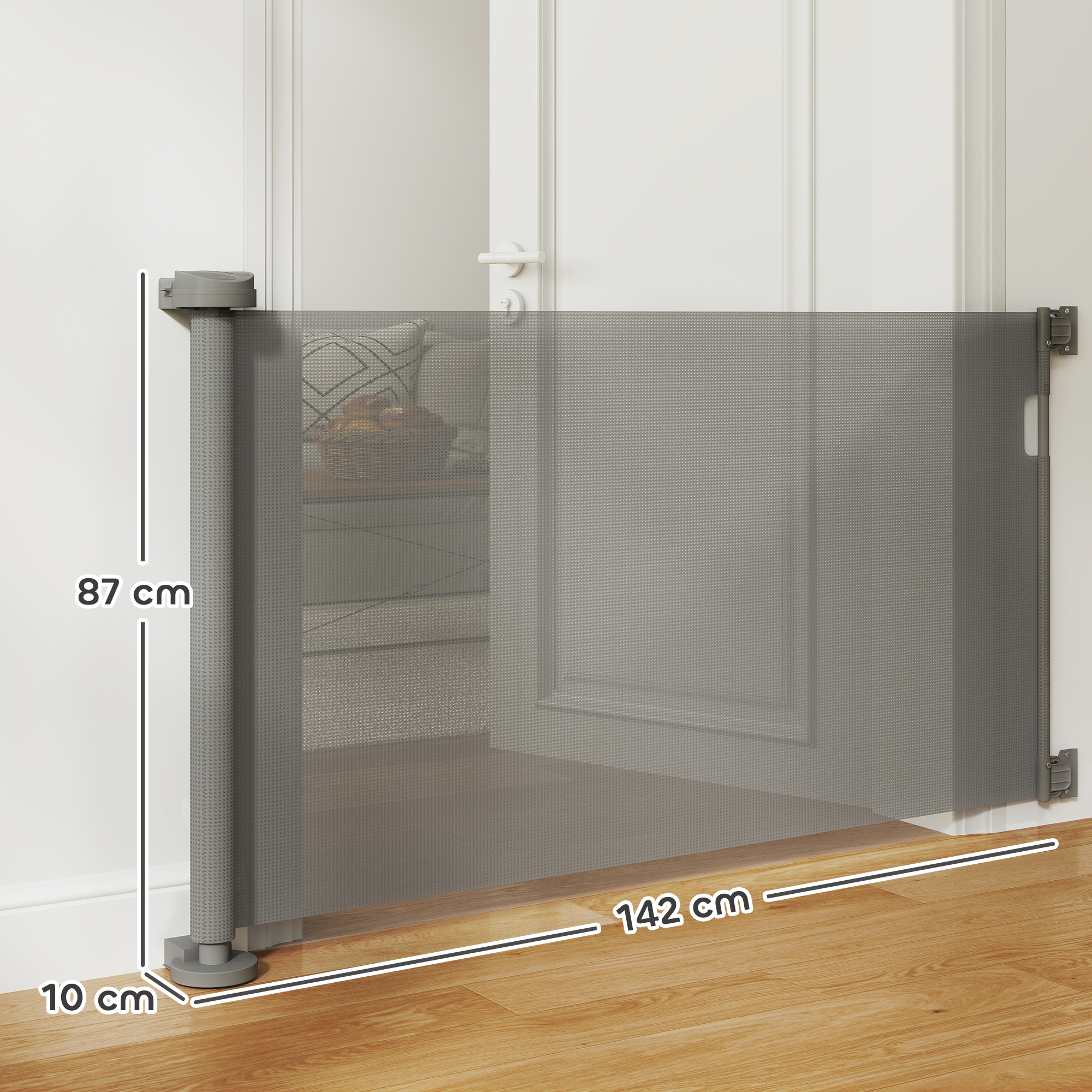 Una puerta gris retráctil está instalada en una puerta, las dimensiones están marcadas.