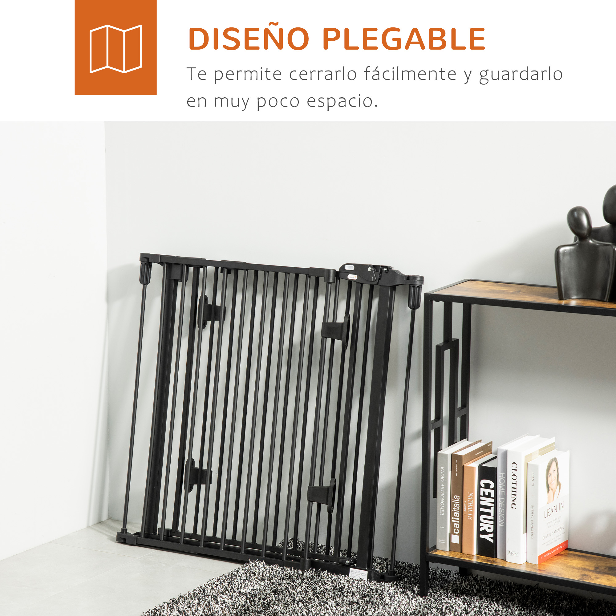 Barrera negra plegada apoyada en pared. A la derecha, estantería con libros.