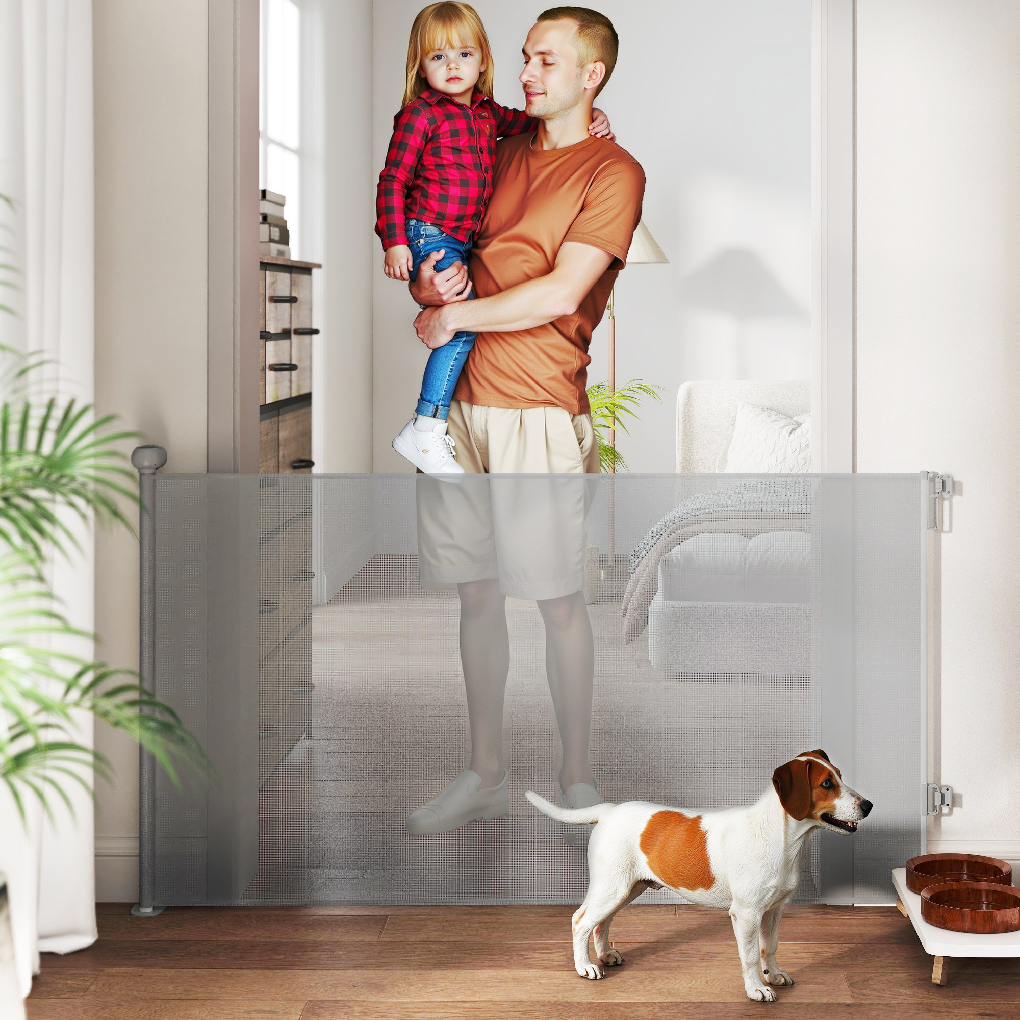 Un hombre sostiene a una niña en una puerta. Un perro está junto a una puerta para mascotas. Suelo de madera, cuencos y una planta son visibles.