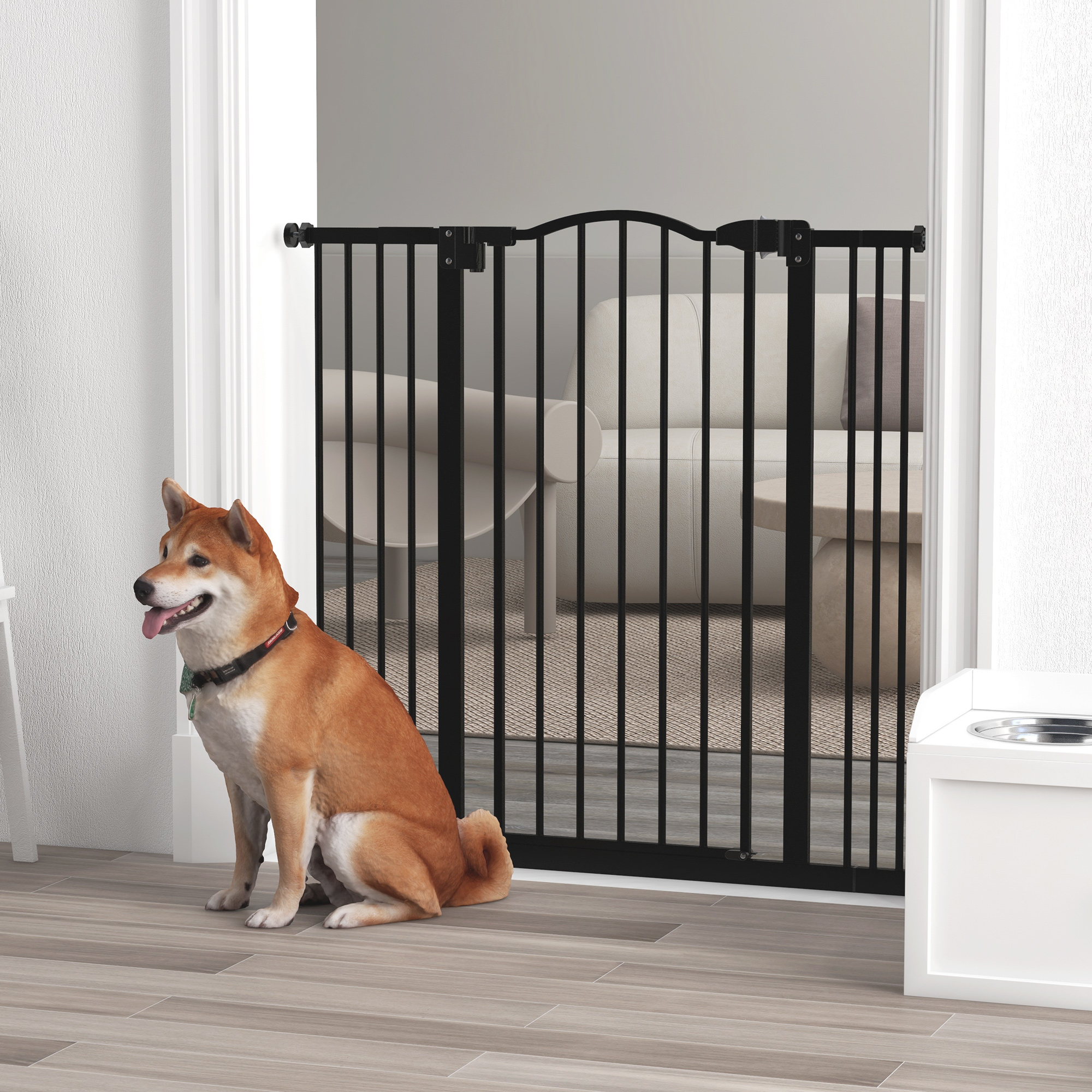 Un Shiba Inu está sentado junto a una puerta para mascotas de metal negro. Tiene un collar. Un sofá blanco y una alfombra en el fondo.