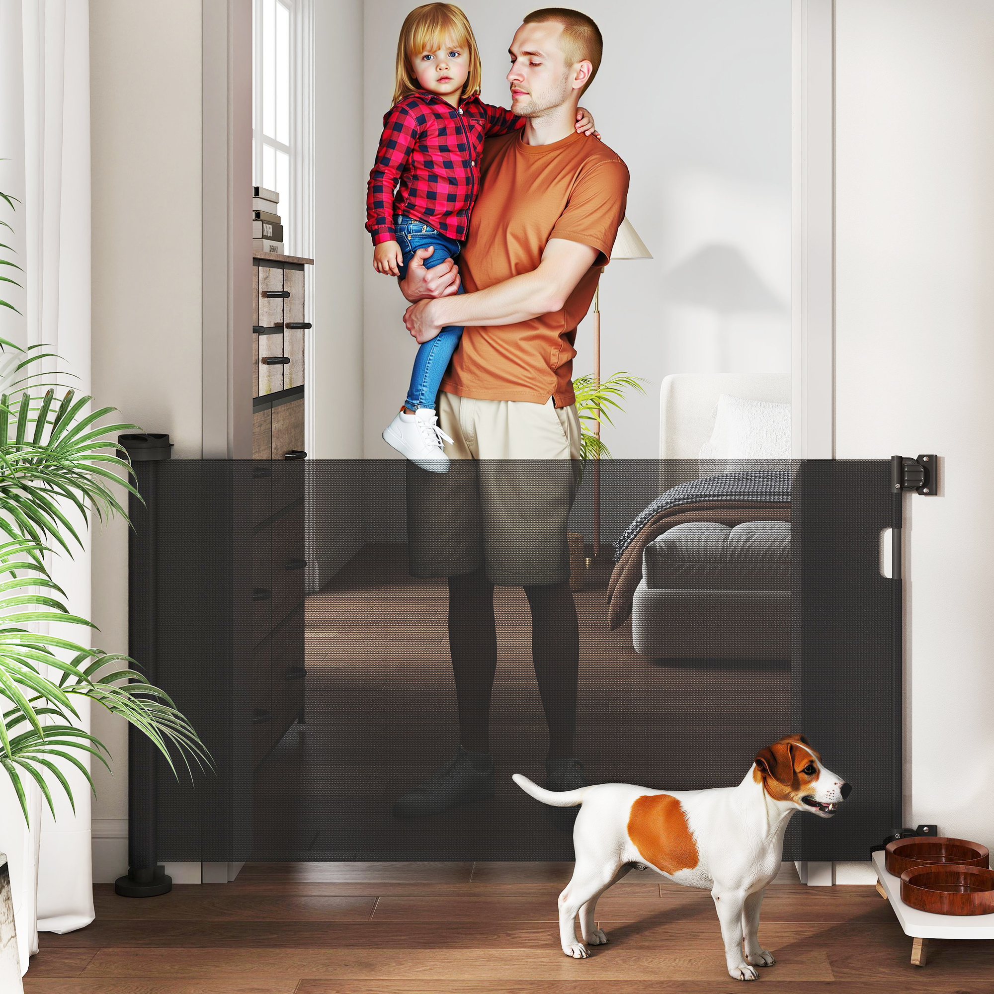 Hombre con un niño, un perro en el suelo y una puerta de malla en una puerta. Plantas y un sofá en el fondo.