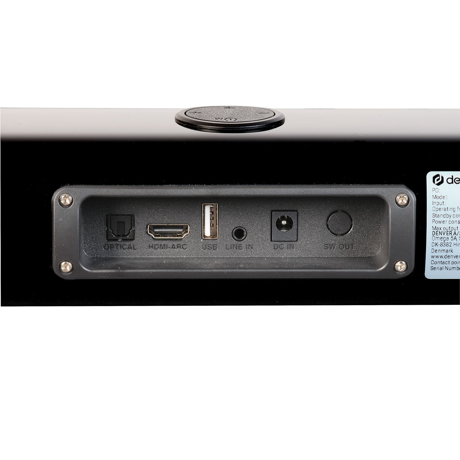 Zbliżenie tyłu czarnego soundbaru z portami wejściowymi i etykietą z tekstem.