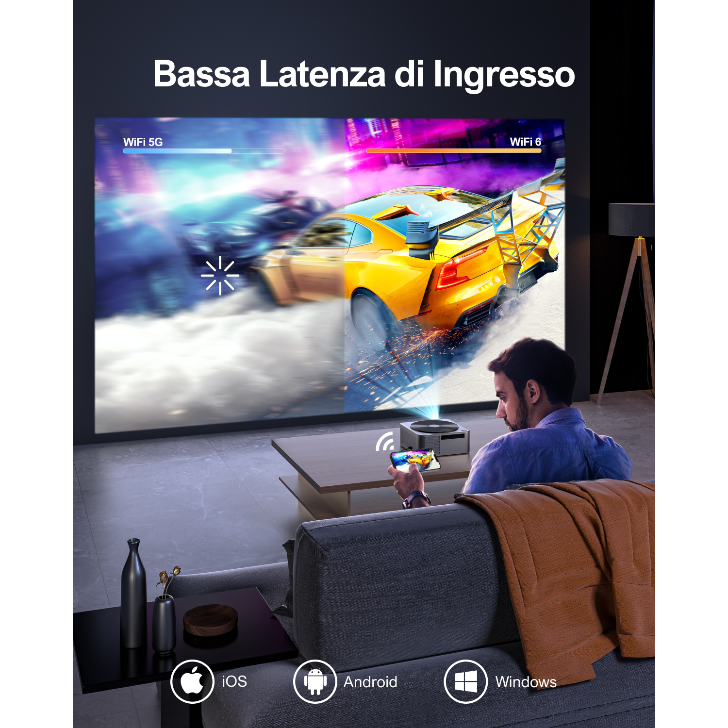 Un proiettore mostra una scena di corse automobilistiche. Un uomo è seduto su un divano che usa il telefono. Sono presenti i loghi di iOS, Android e Windows.