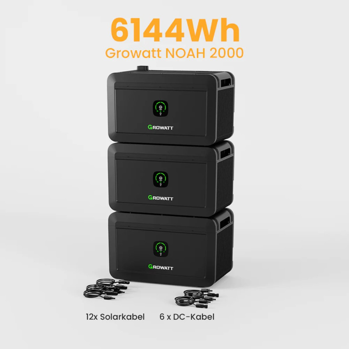 Drei schwarze Growatt NOAH 2000 Einheiten gestapelt, mit 12 Solar- und 6 DC-Kabeln davor.