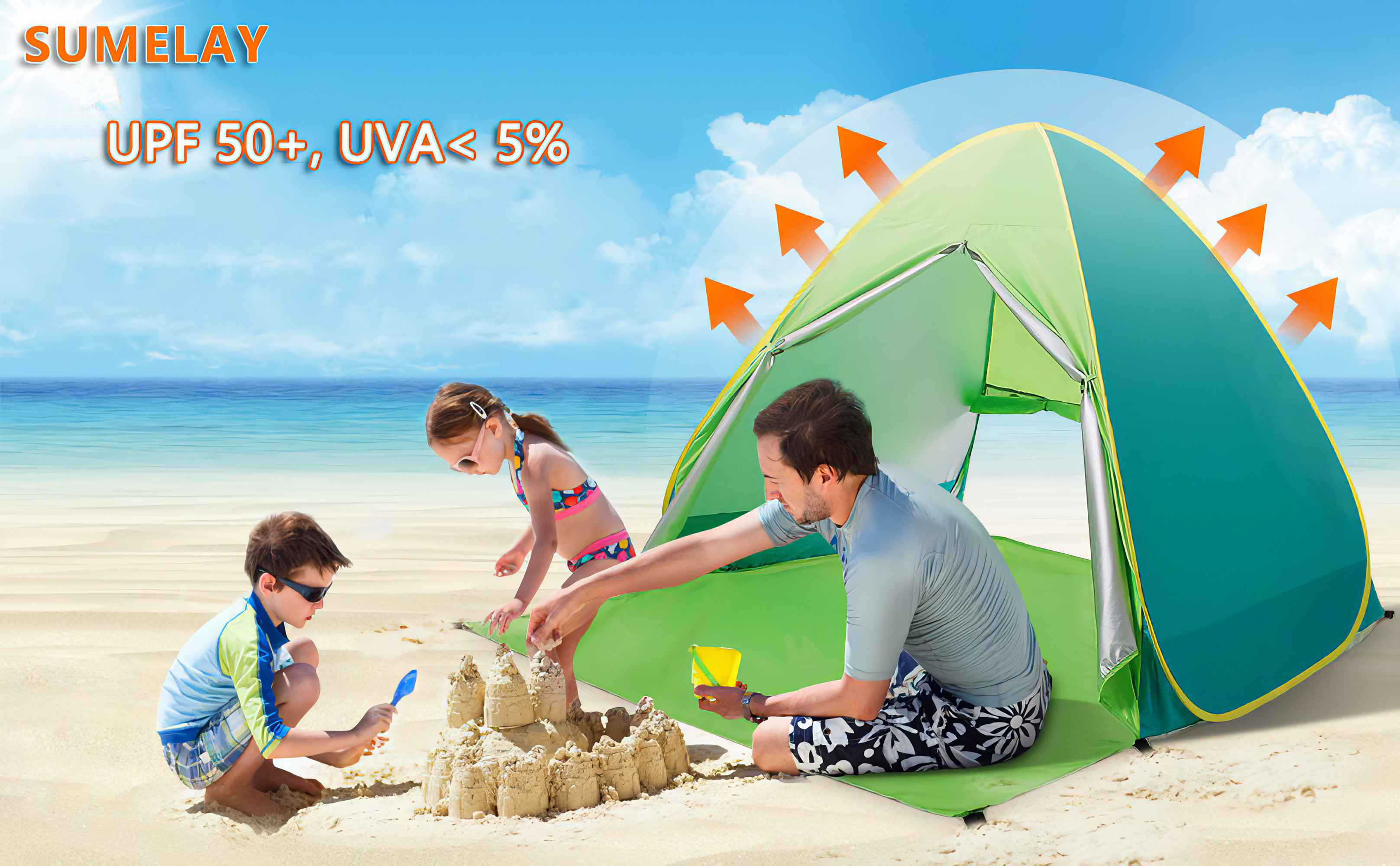 Eine Familie baut eine Sandburg unter einem grünen Strandzelt am sonnigen Strand.
