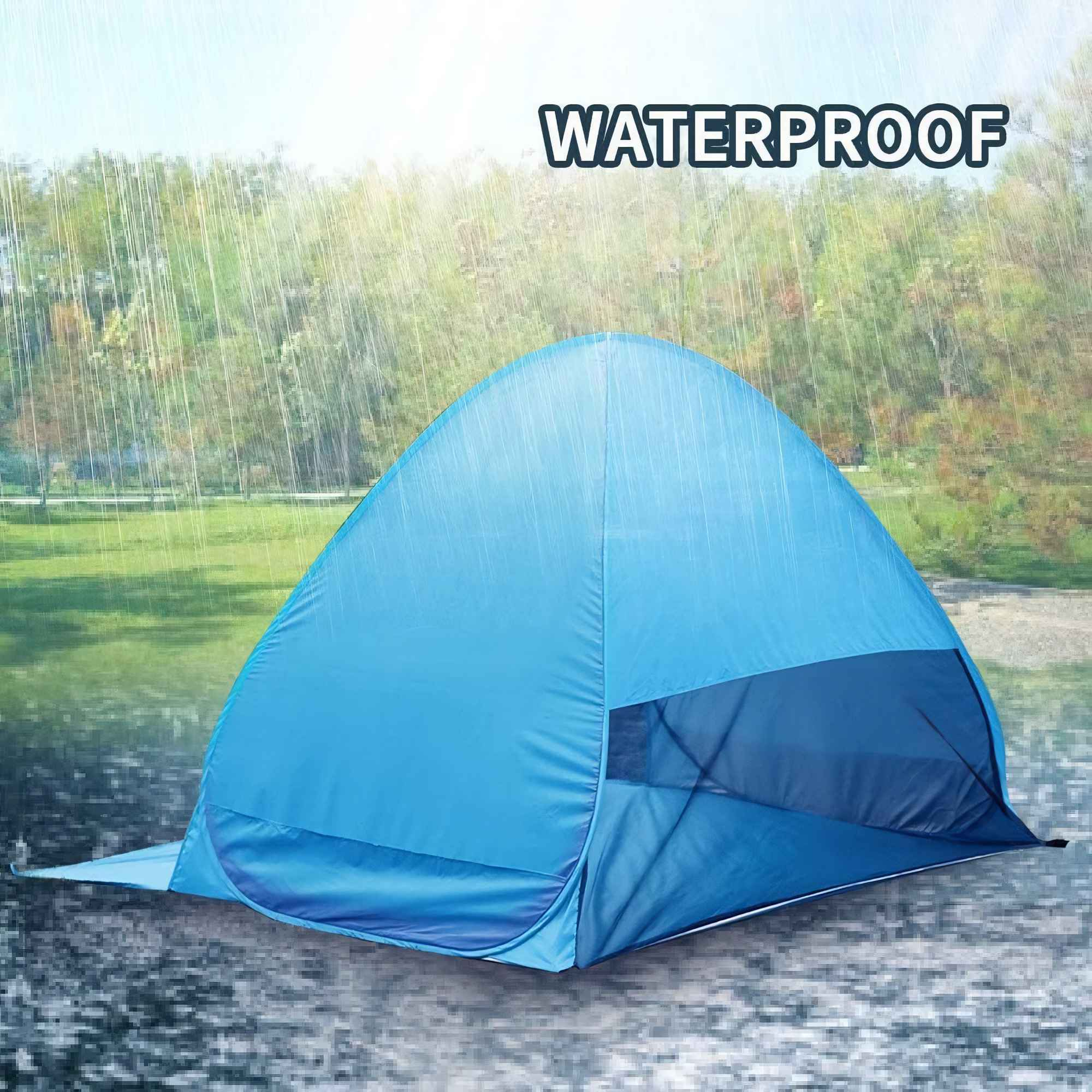 Ein blaues wasserdichtes Zelt in einer regnerischen Umgebung im Freien mit grünen Bäumen im Hintergrund.