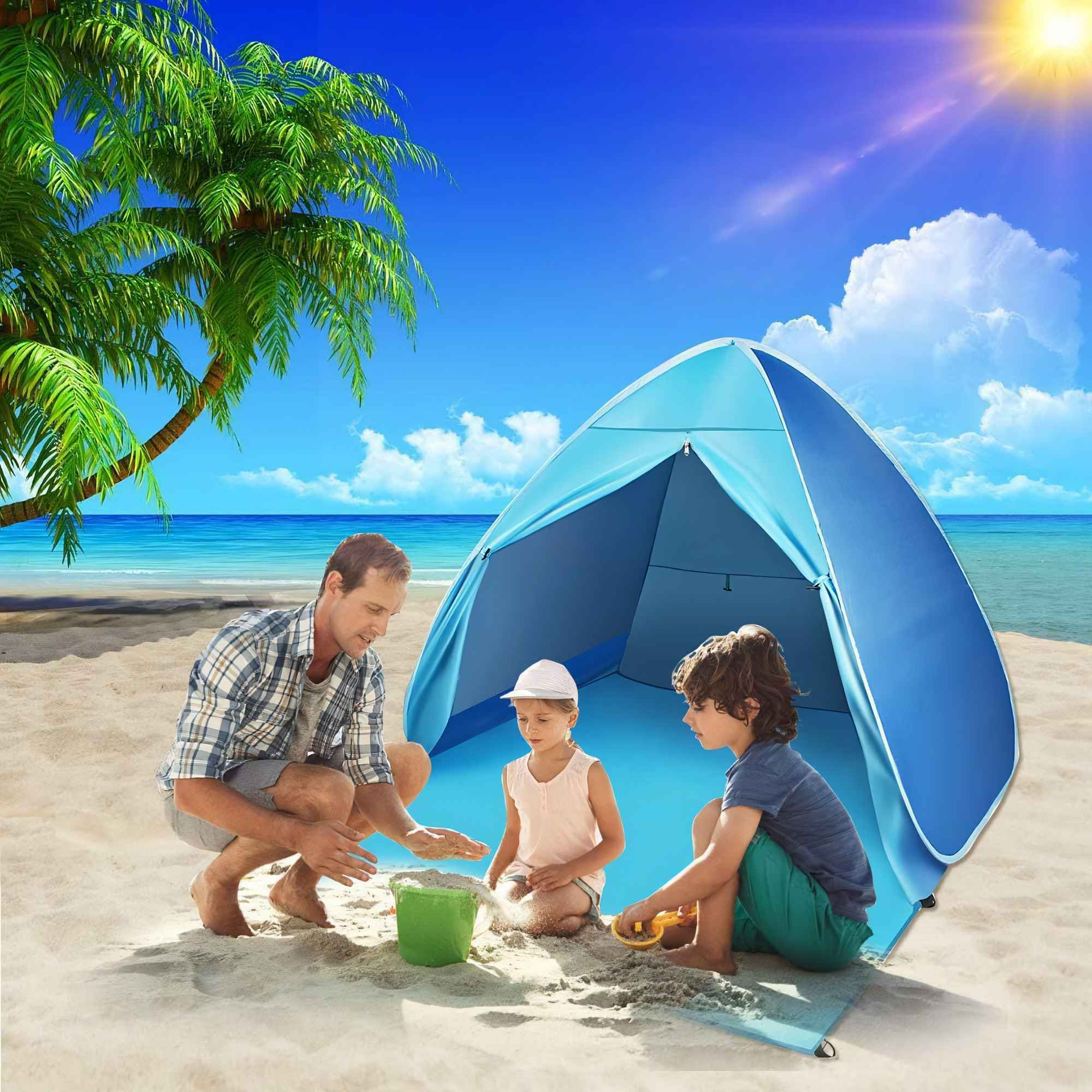 Familie am Strand, spielt in der Nähe eines blauen Pop-up-Zeltes.