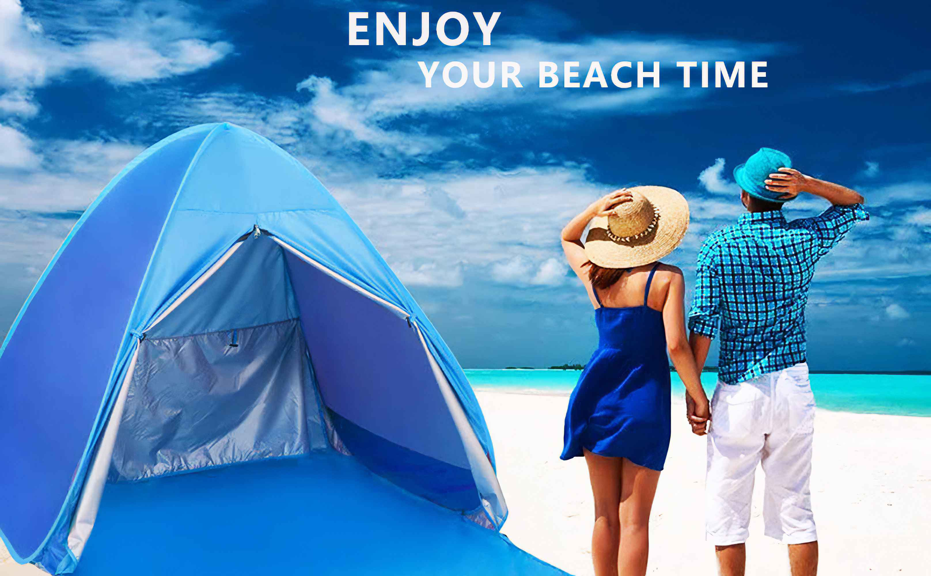 Ein Paar steht am Strand in der Nähe eines blauen Zeltes und blickt unter blauem Himmel auf das Meer.