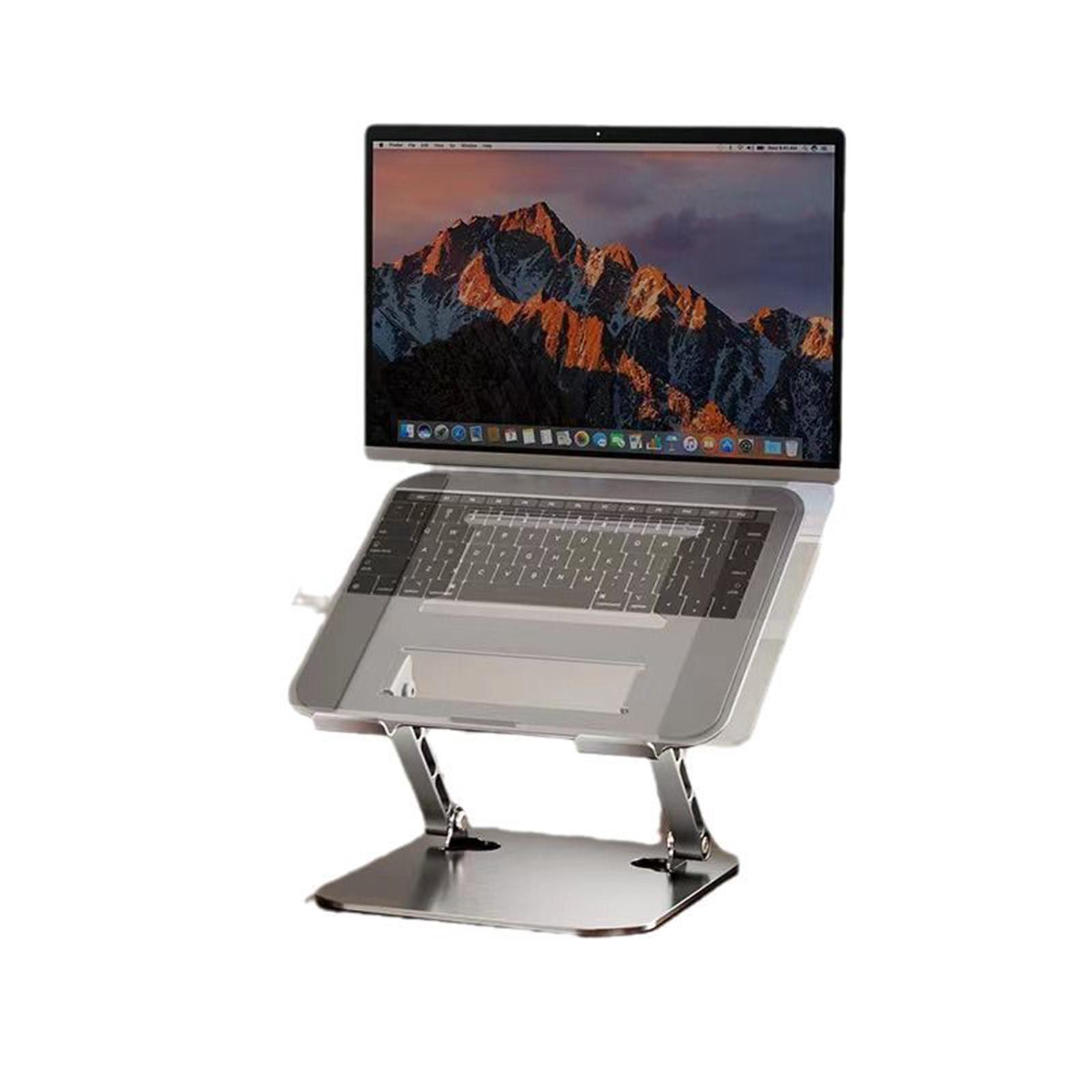 Ein Laptop steht auf einem silbernen Ständer, der nach oben geneigt ist. Der Hintergrund ist weiß, Tisch Holz.