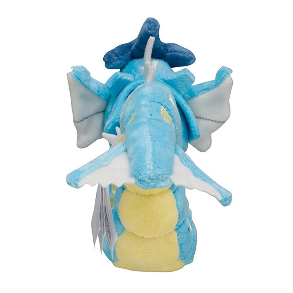 Ein von vorne gerichtetes Plüschtier eines blauen Drachen-Pokémon mit weißen Flossen, isoliert auf einem weißen Hintergrund.