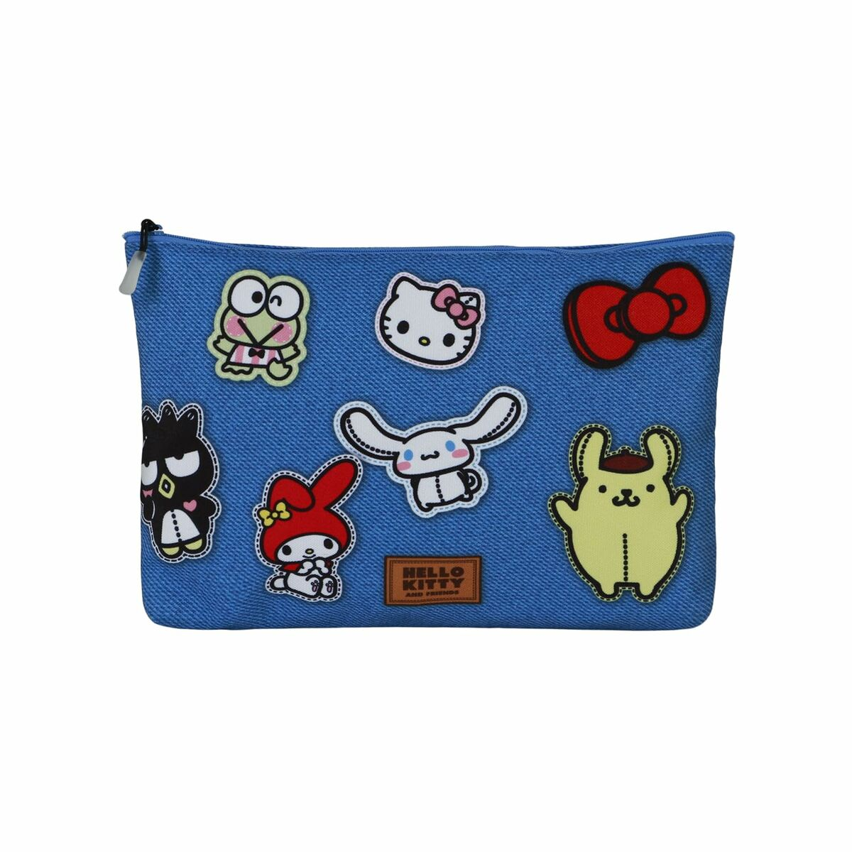 Ein Reißverschlussetui aus denimähnlichem Stoff mit Aufnähern von Cartoon-Figuren, darunter Hello Kitty.