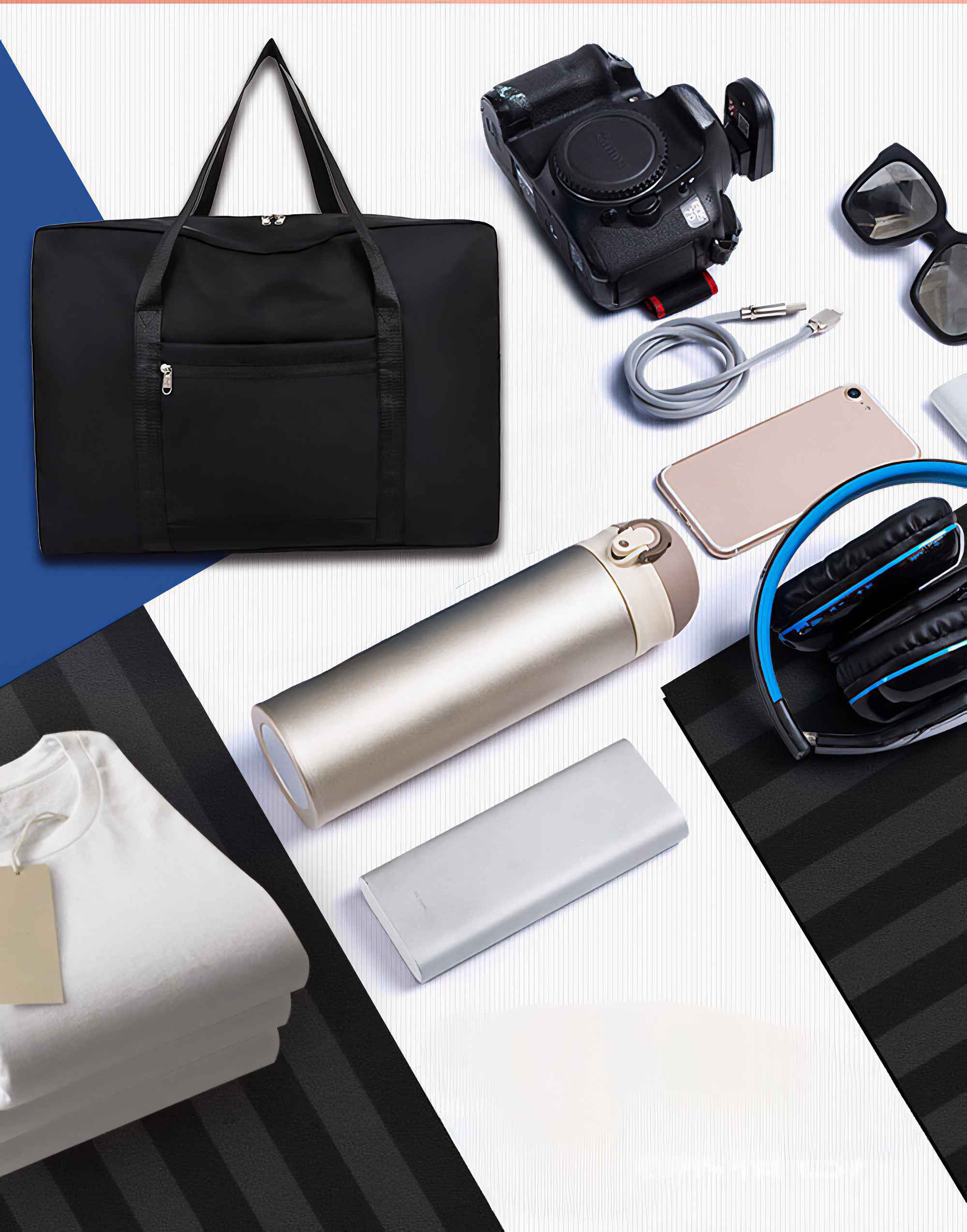 Schwarze Reisetasche umgeben von Reiseutensilien. Weißer Hintergrund.